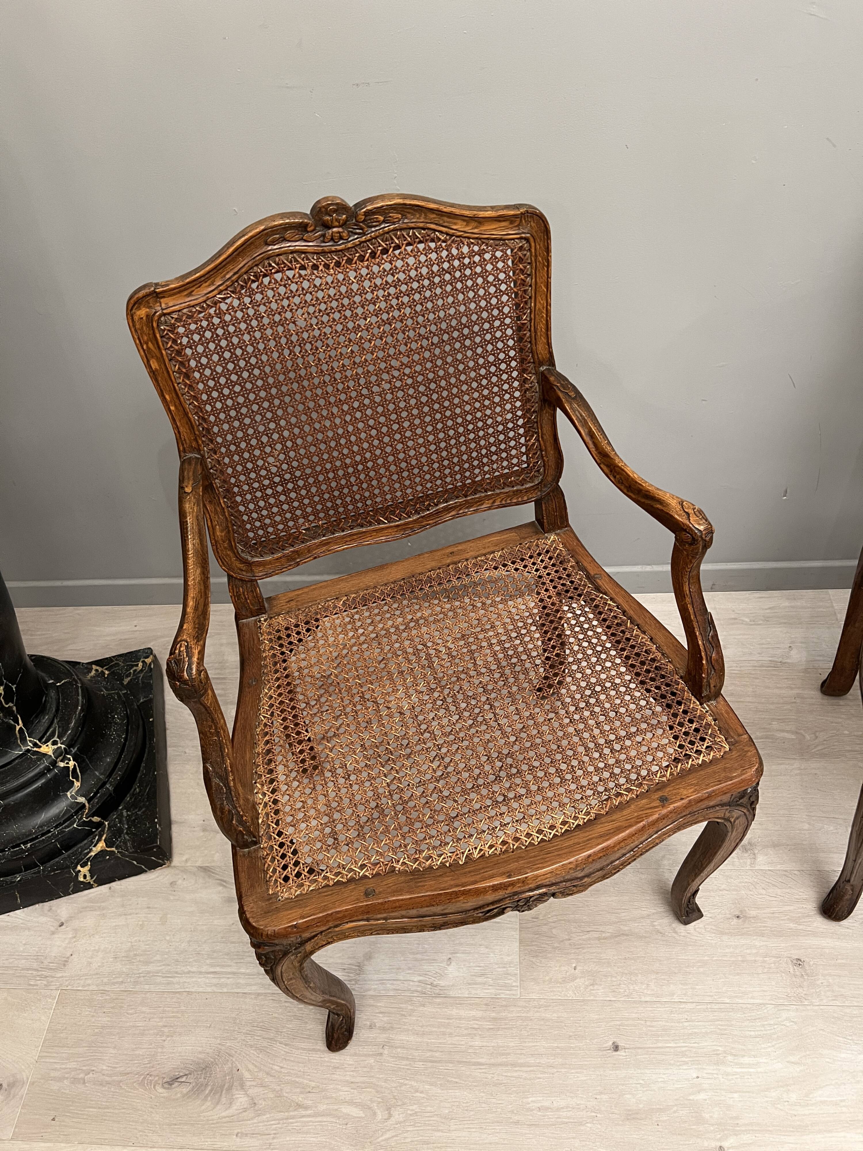 Paire de fauteuils cannés moulures et sculptes d'epoque régence