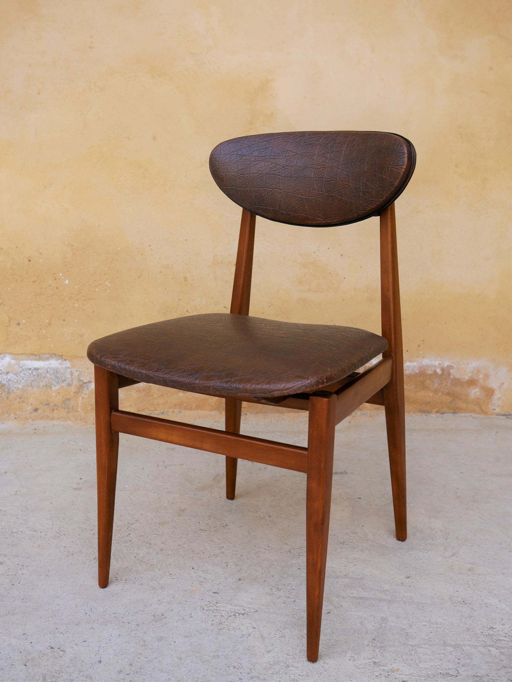 Set of 6 vintage wood and leatherette chairs