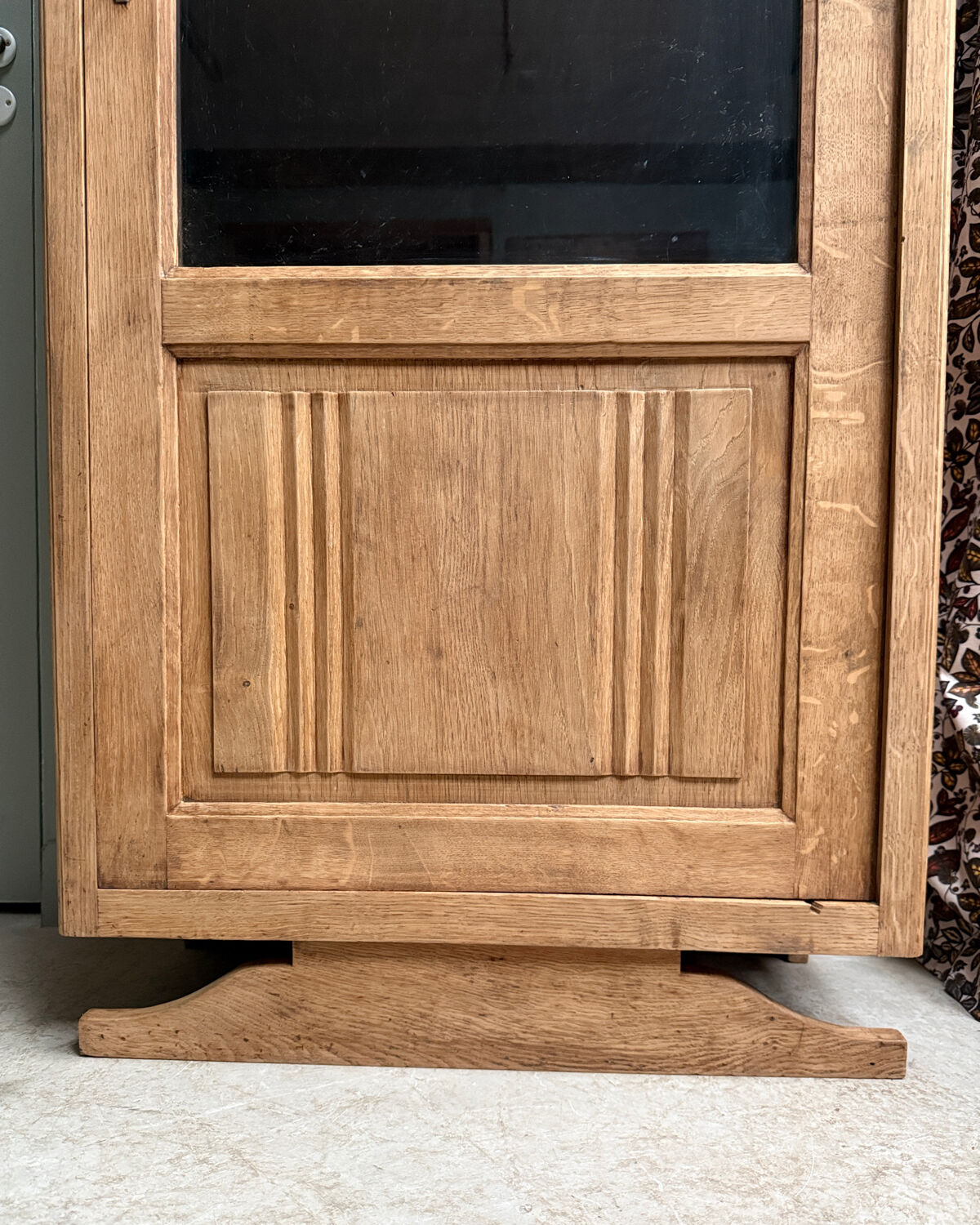 Small Parisian Art Deco showcase