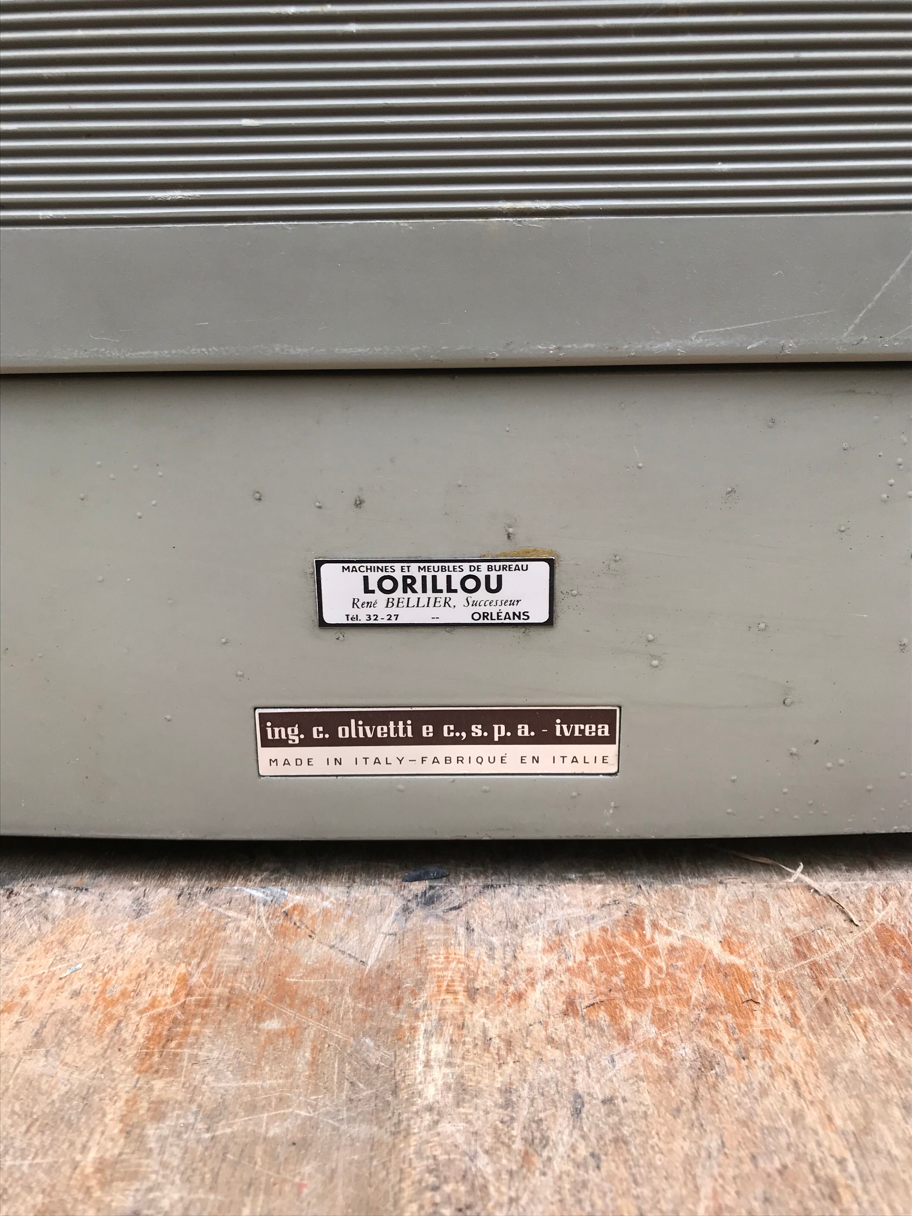 Machine à ecrire Olivetti Lexikon 80 métal gris avec housse vintage