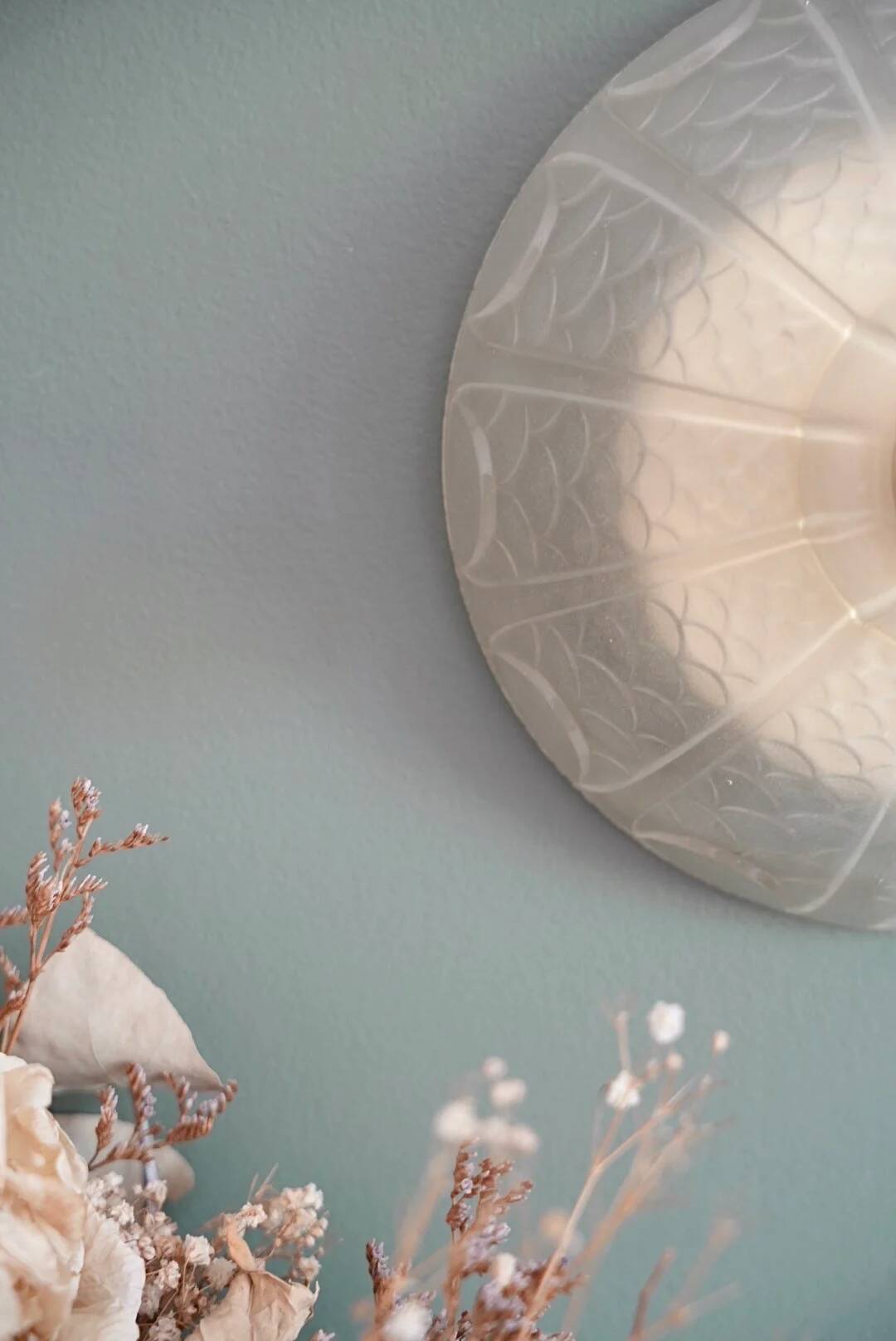 Applique murale globe Art déco écailles