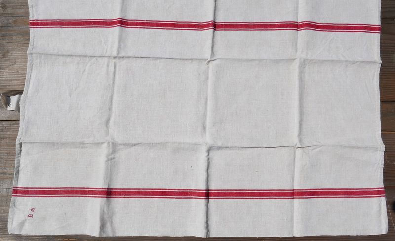 Lot of 5 old tea towels with 2 red linen and cotton beds