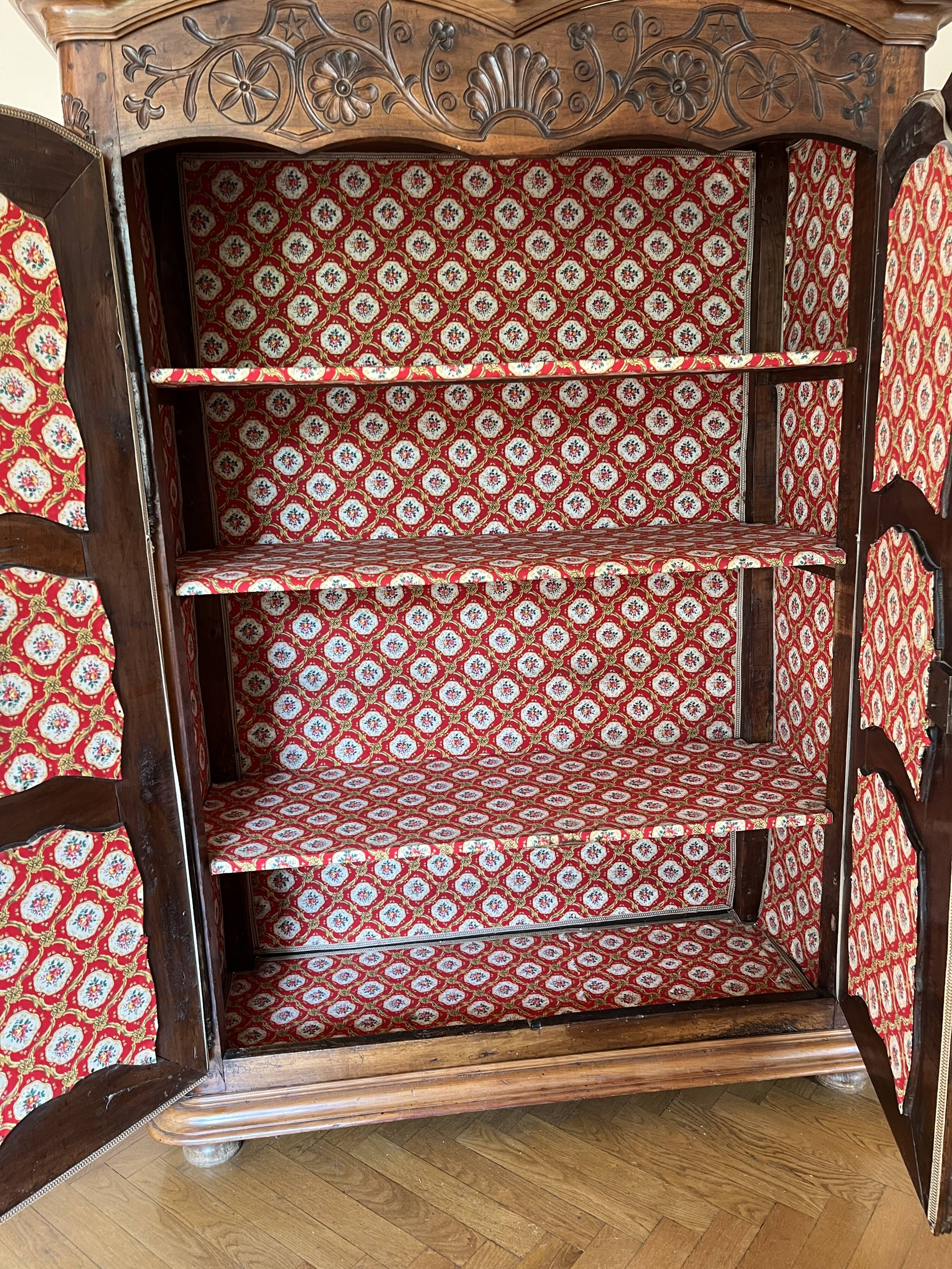 Crossbow cabinet in walnut Louis XV 18th century