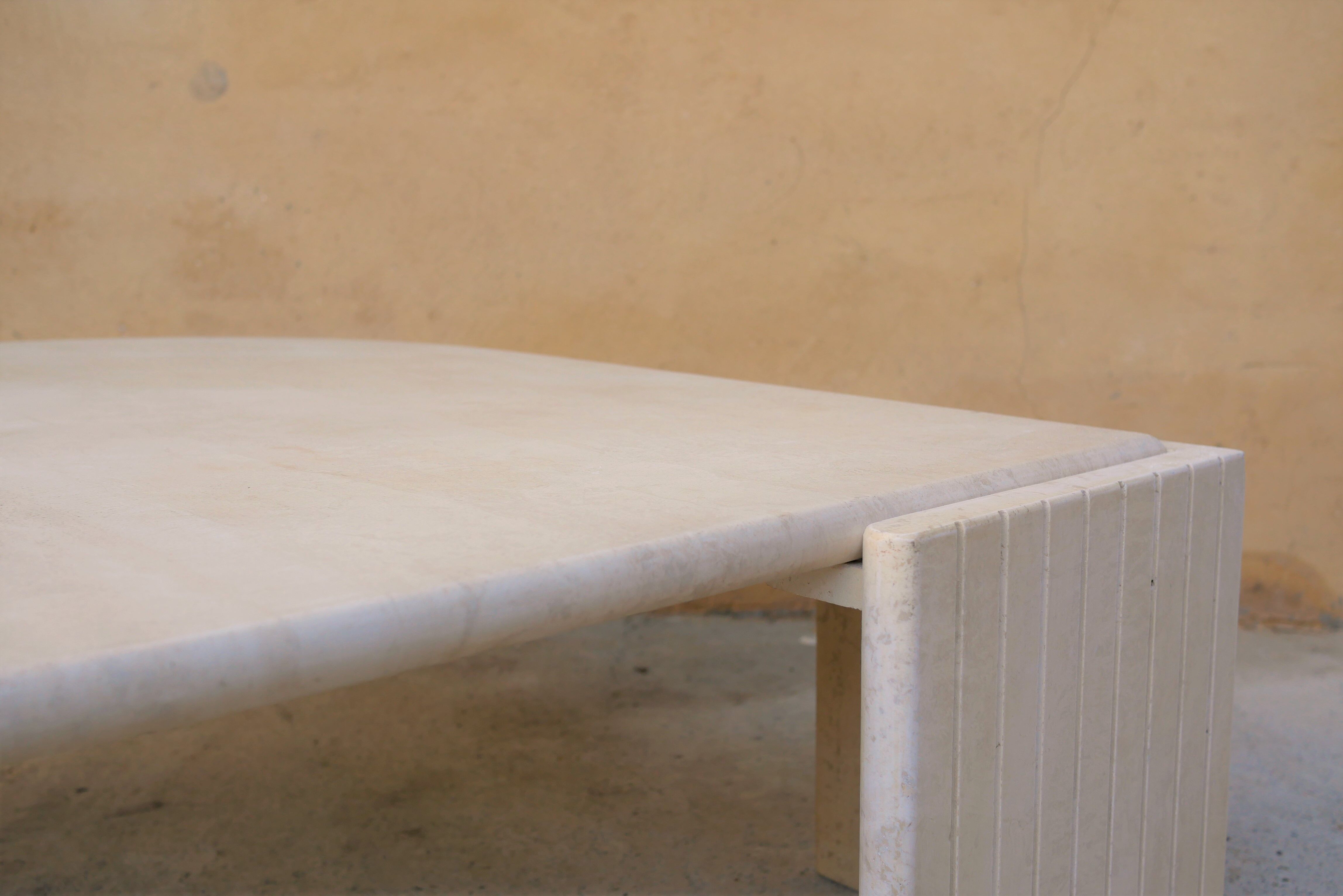 Table basse vintage en travertin par les éditions Roche Bobois