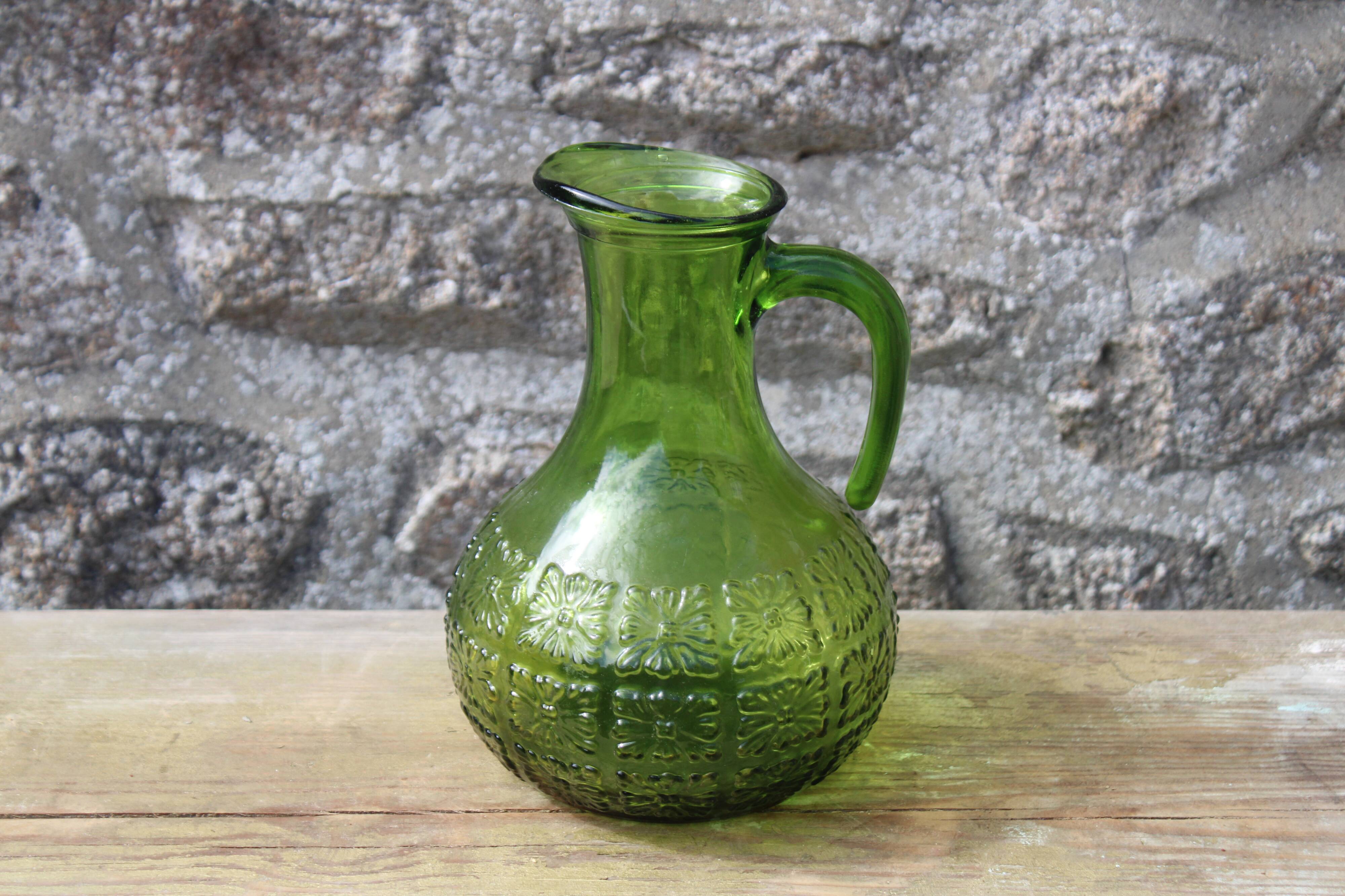 Pichet ancien vintage en verre moulé vert relief fleuri – décoration rétro
