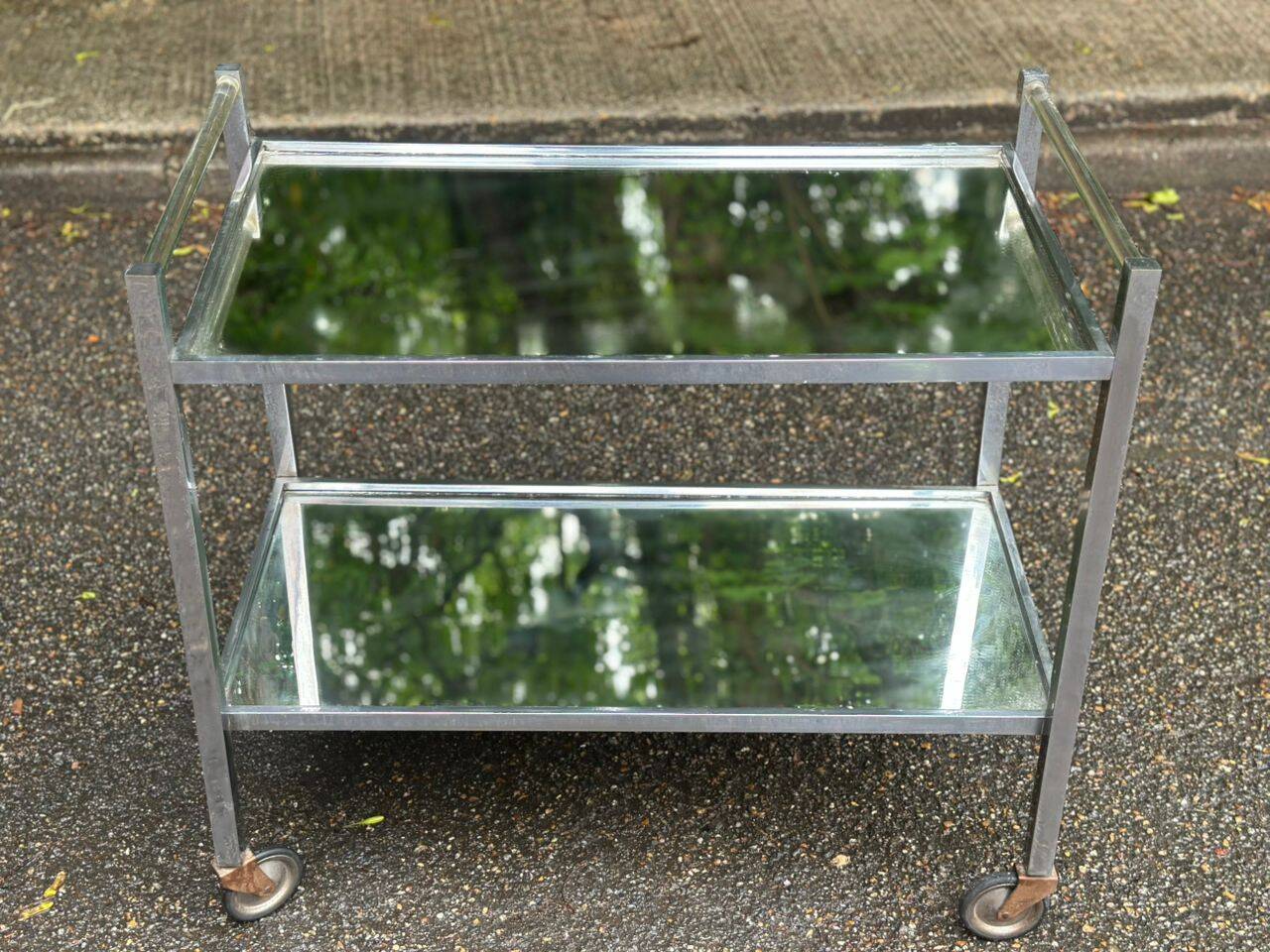 Vintage rolling bar from the 1970s in chrome metal and mirror.