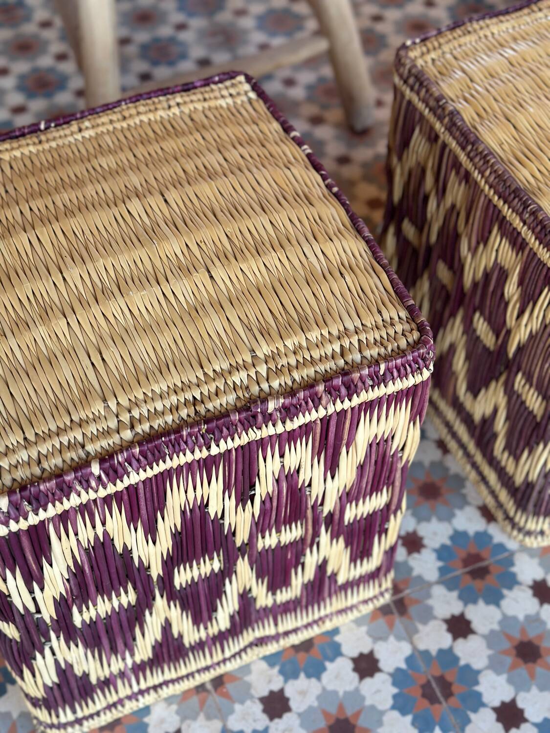 Pouf en rotin et osier bordeaux