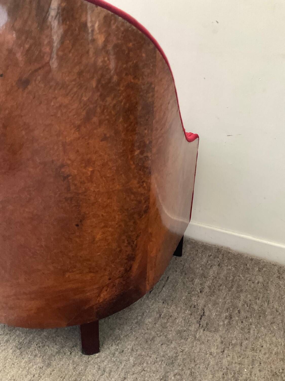 Fauteuil bergère Art Déco en loupe d’orme et velours