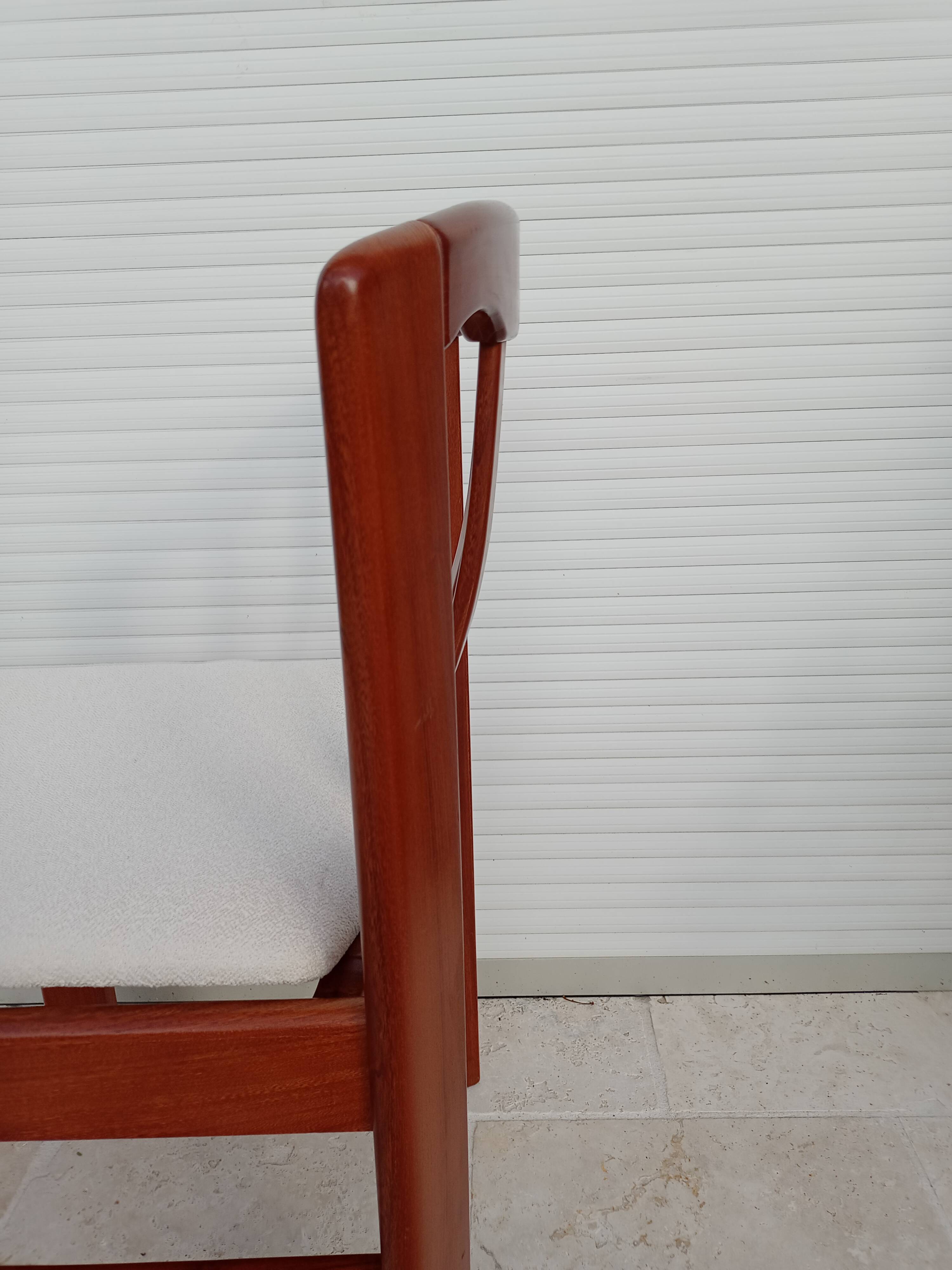 4 Chaises design Scandinave tissu bouclettes