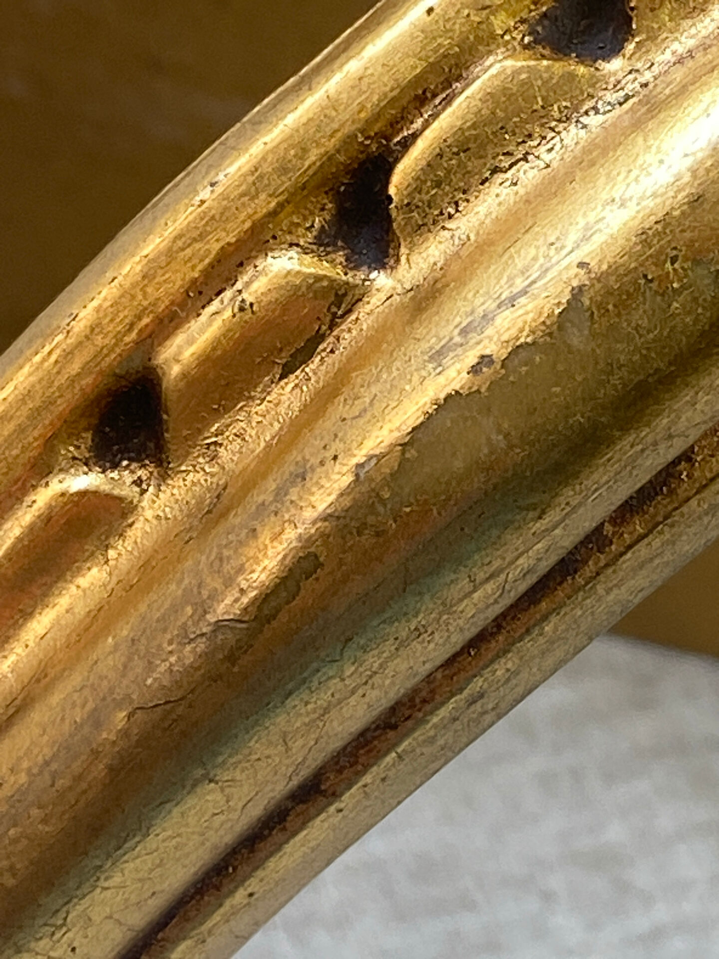 Small corner console in resin with a gold finish.
