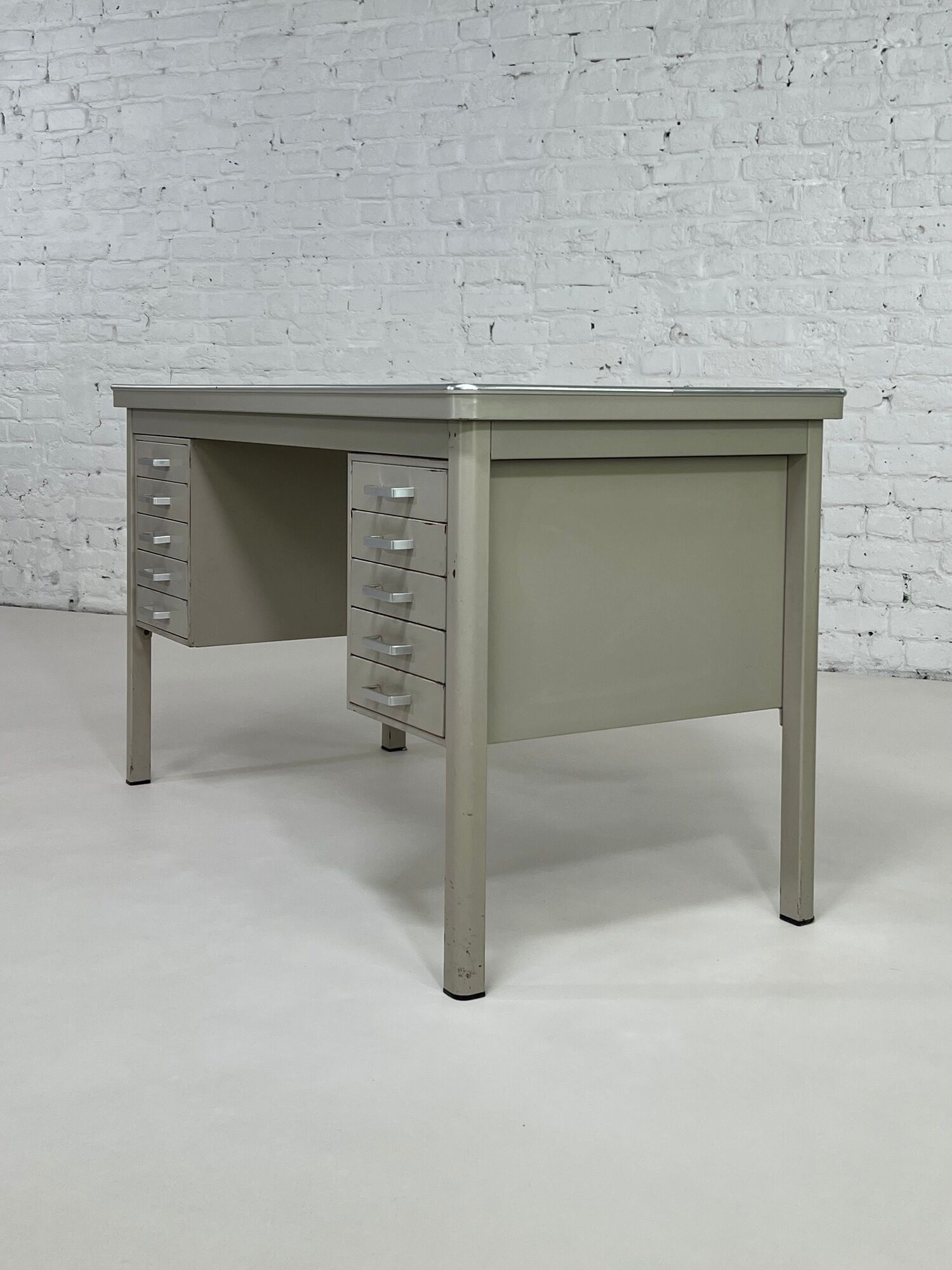 Office of the 50s in metal and industrial style