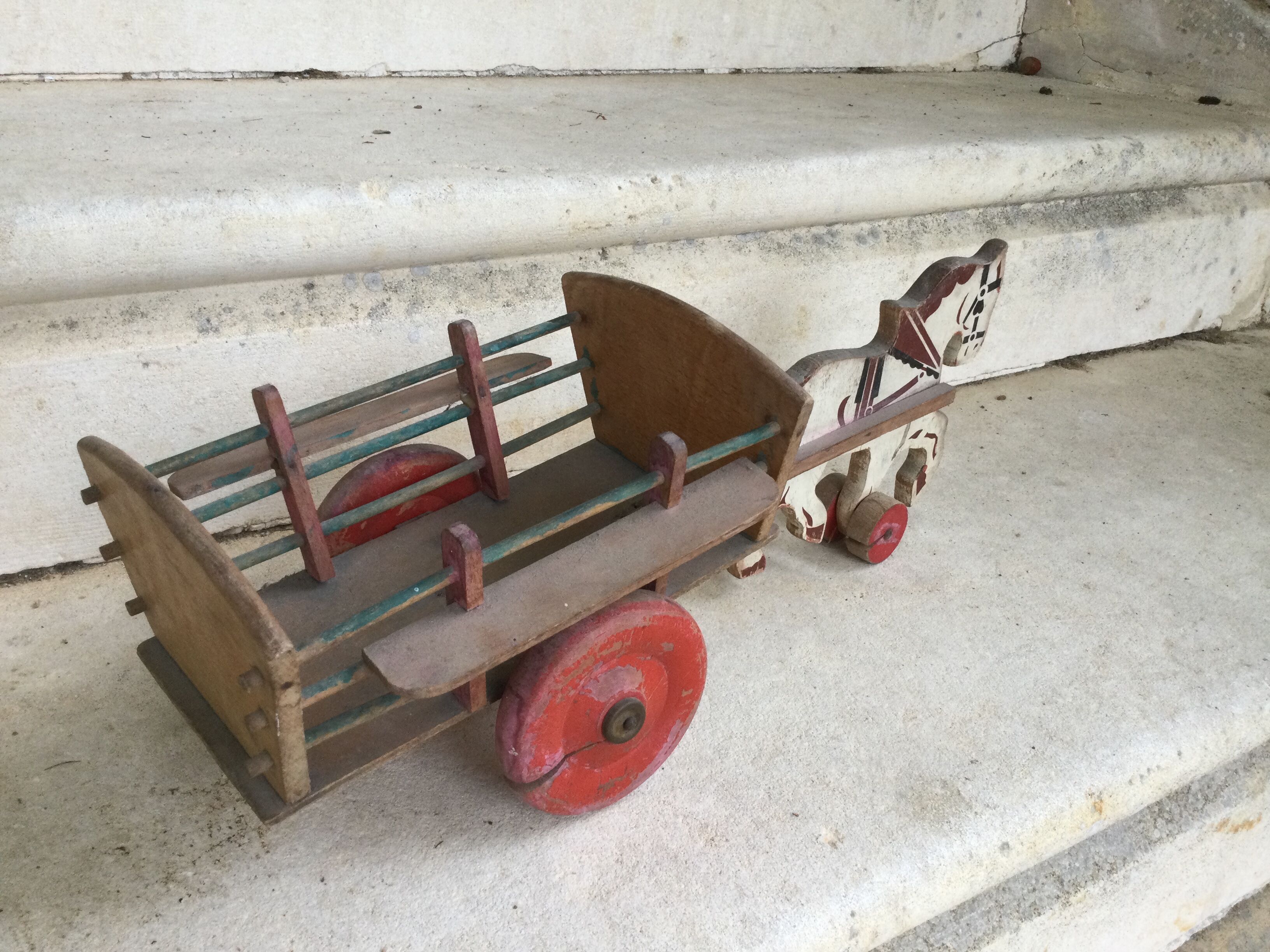 Cheval avec chariot ancien en bois