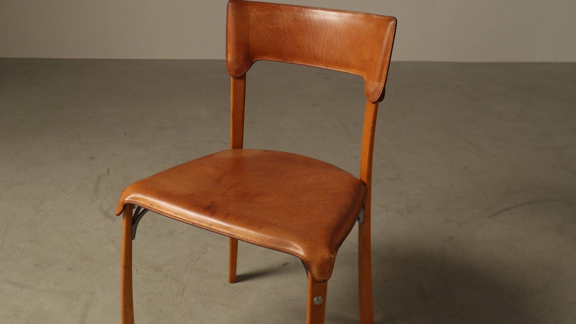 Ensemble de cinq chaises de salle à manger italiennes en cuir cognac, années 1990.