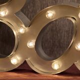 Enseigne lumineuse en lettrage aluminium formant le mot "bar"