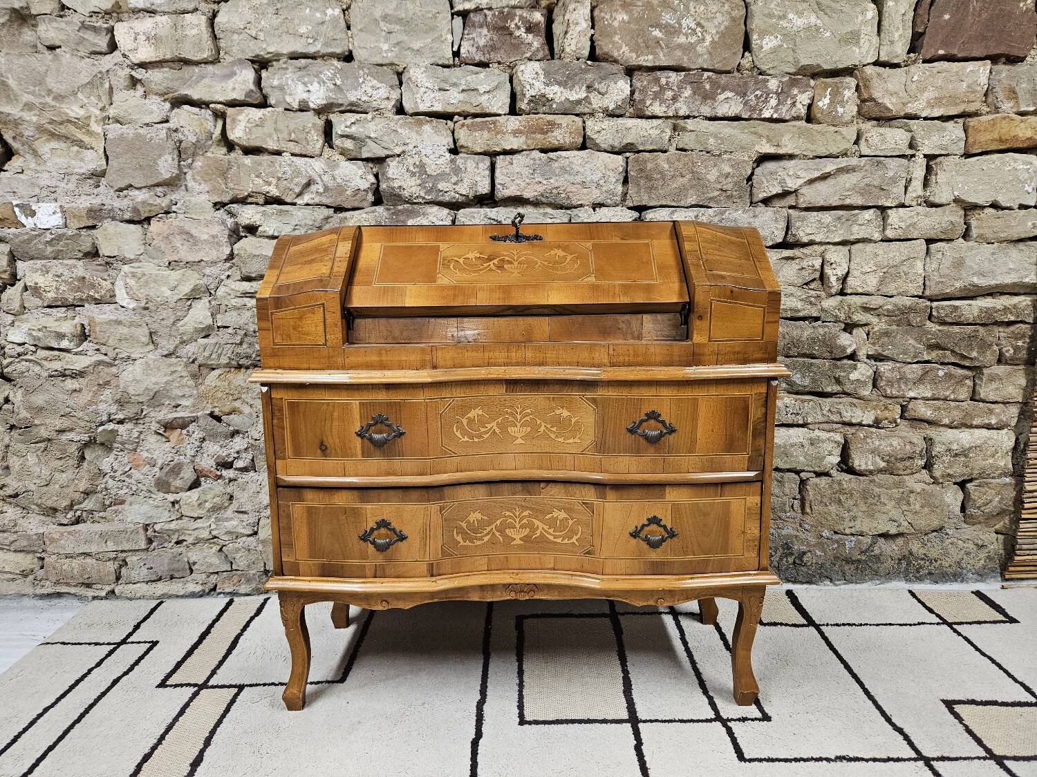 Scrétaire commode galbé marqueté