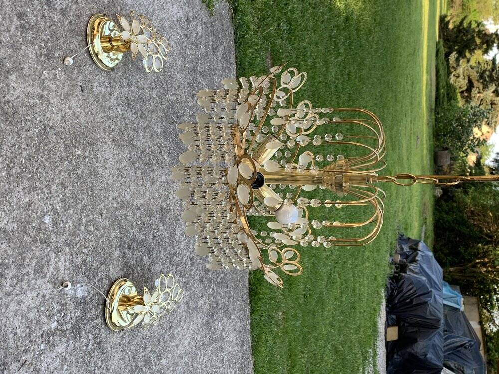 Mid-century chandelier and 2 wall sconces in gilded brass and clear glass, 1960s.