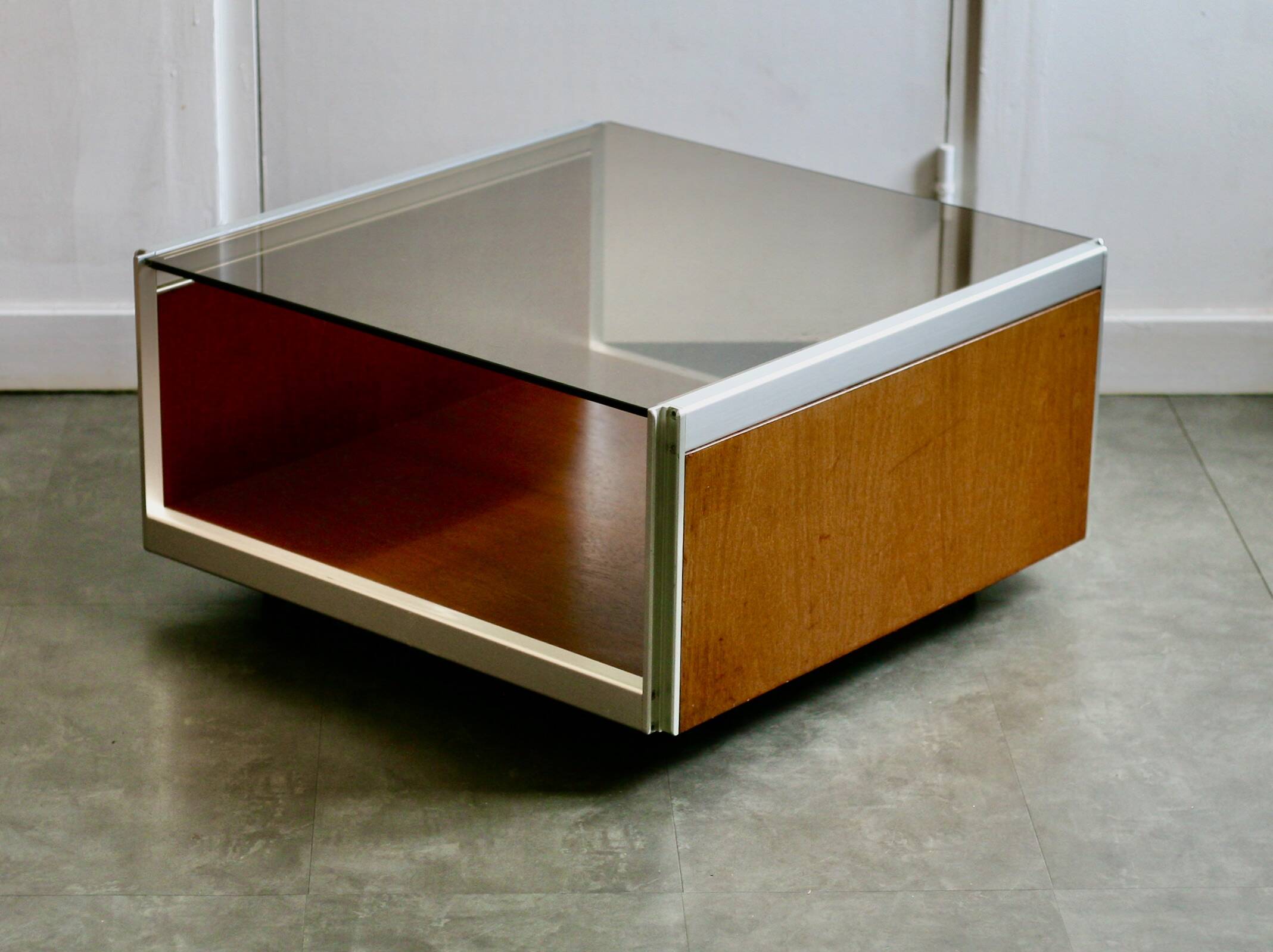 Table basse bois, aluminium et verre fumé. circa 1970