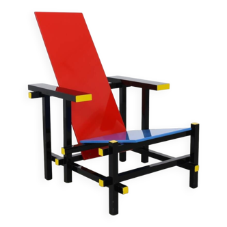 Chaise rouge et bleue dans le style de Gerrit Rietveld