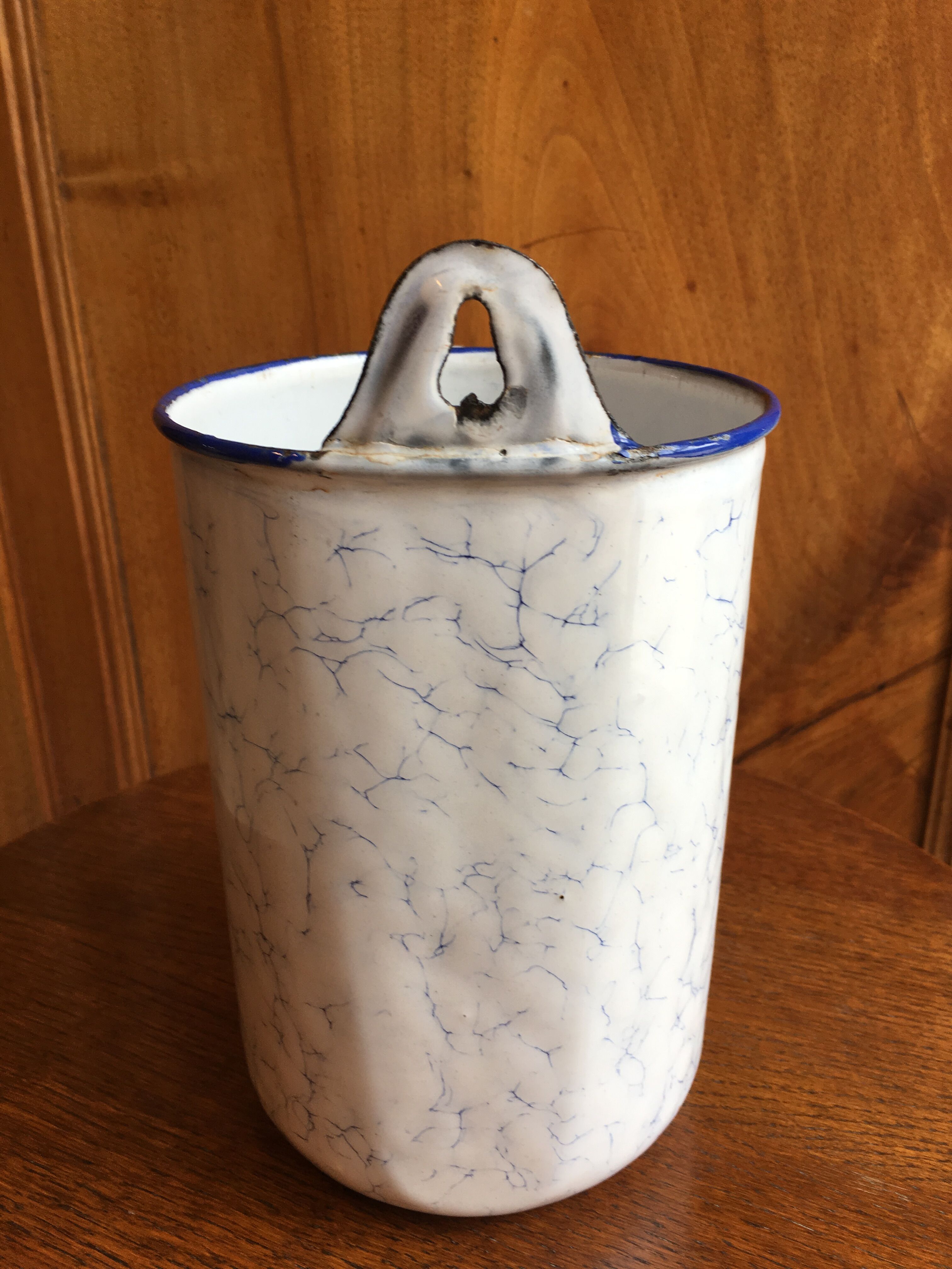 Fountain in old enamelled sheet metal