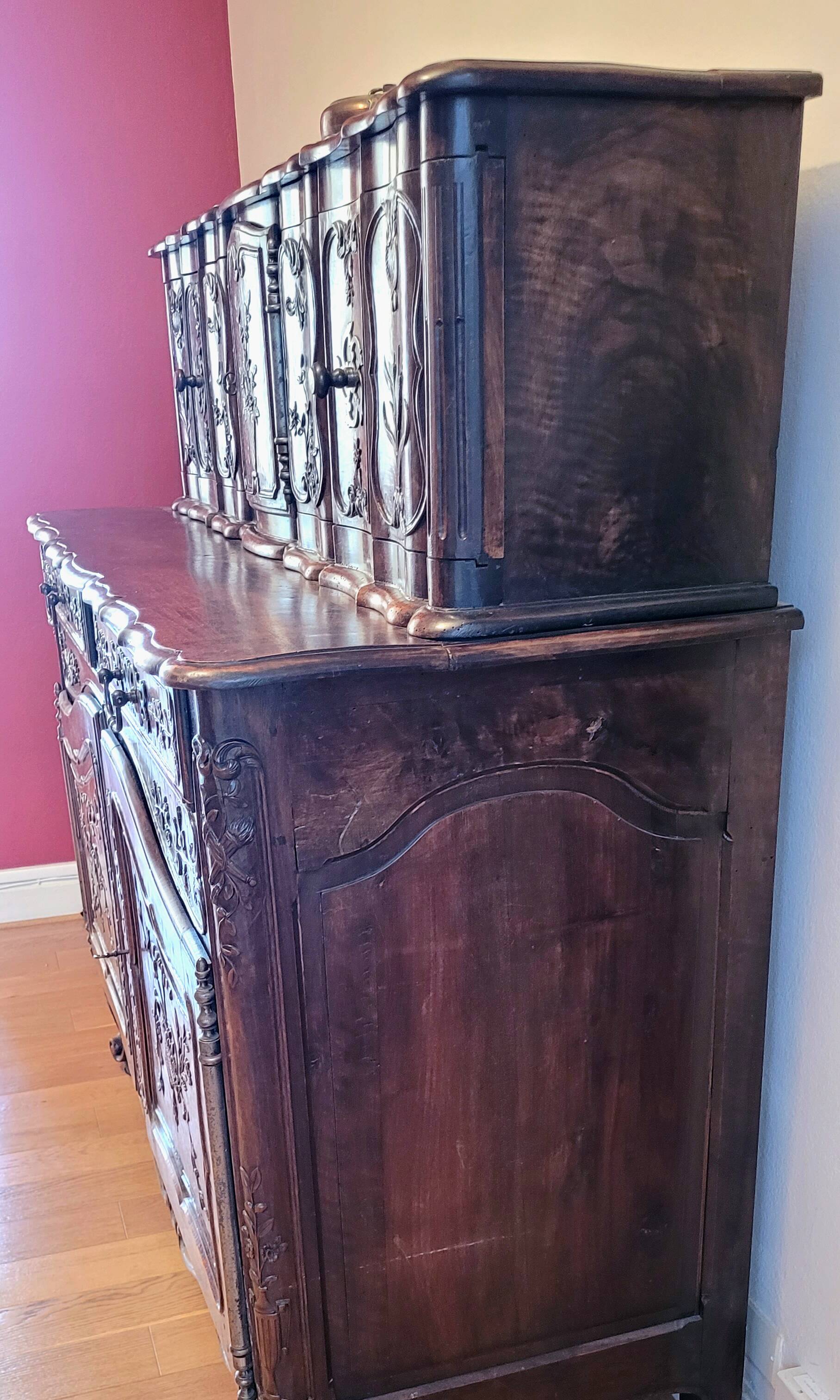 Provençal buffet with two bodies in solid walnut from the 18th century.