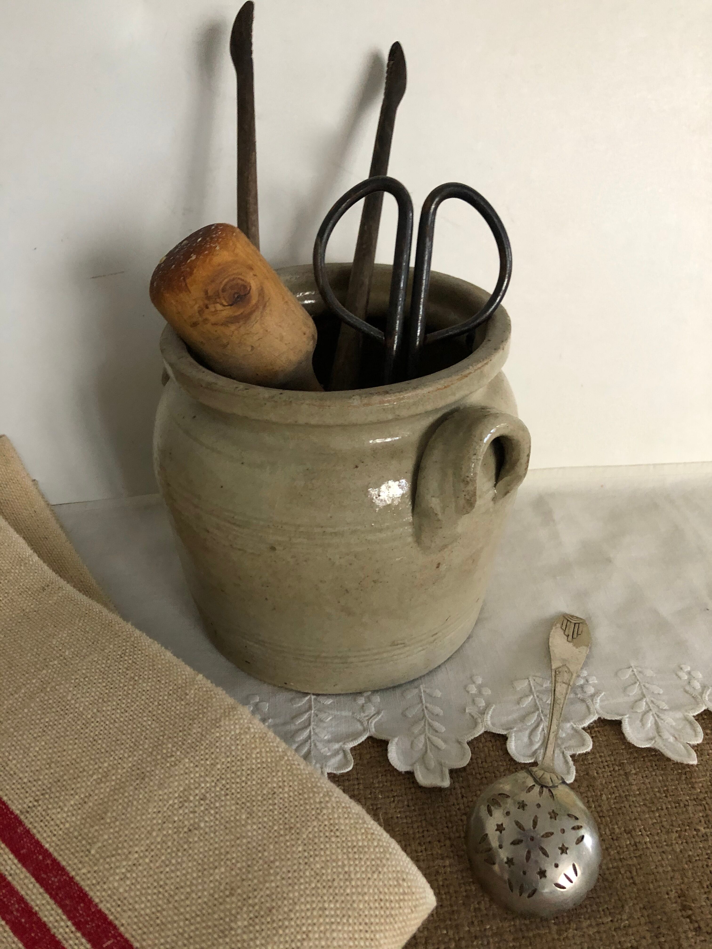 Glassed sandstone pot, kitchen, chic countryside