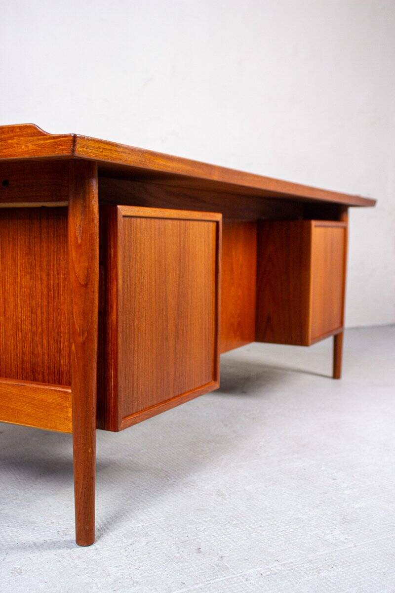 Danish mid-century desk model 207 in teak by Arne Vodder for Sibast, 1960s.