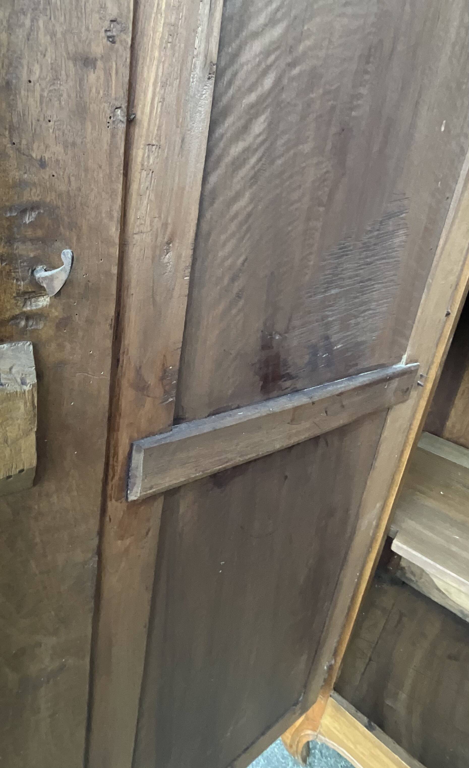 Armoire Louis XV En Noyer Massif, Fin XIXᵉ Siècle