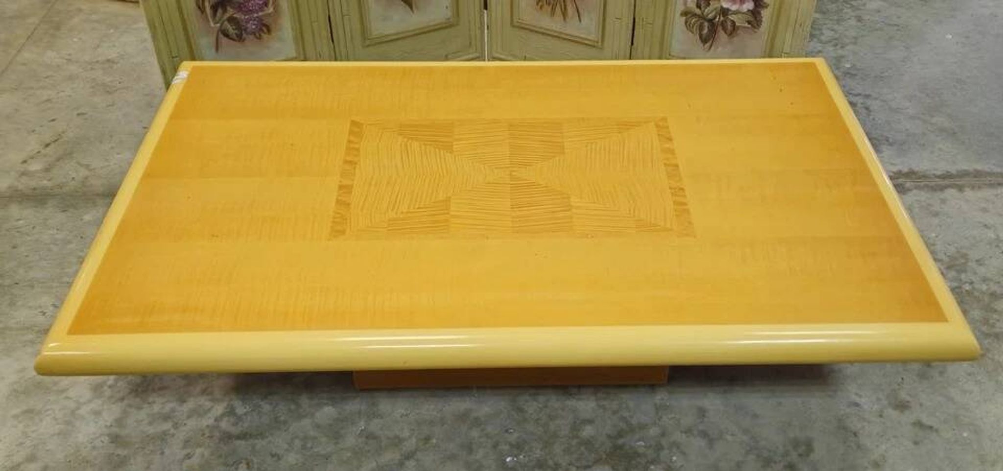 Design coffee table in maple – marquetry top – 1970s vintage style