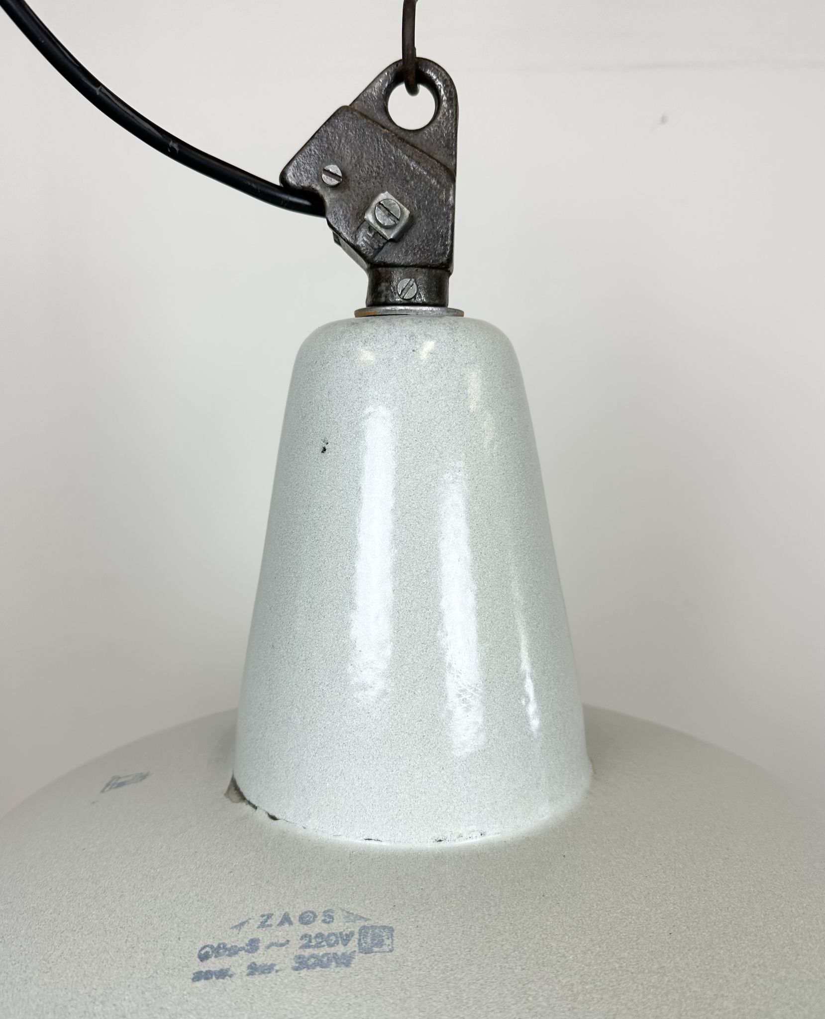 Suspension industrielle en émail gris d’usine de Zaos, années 1960