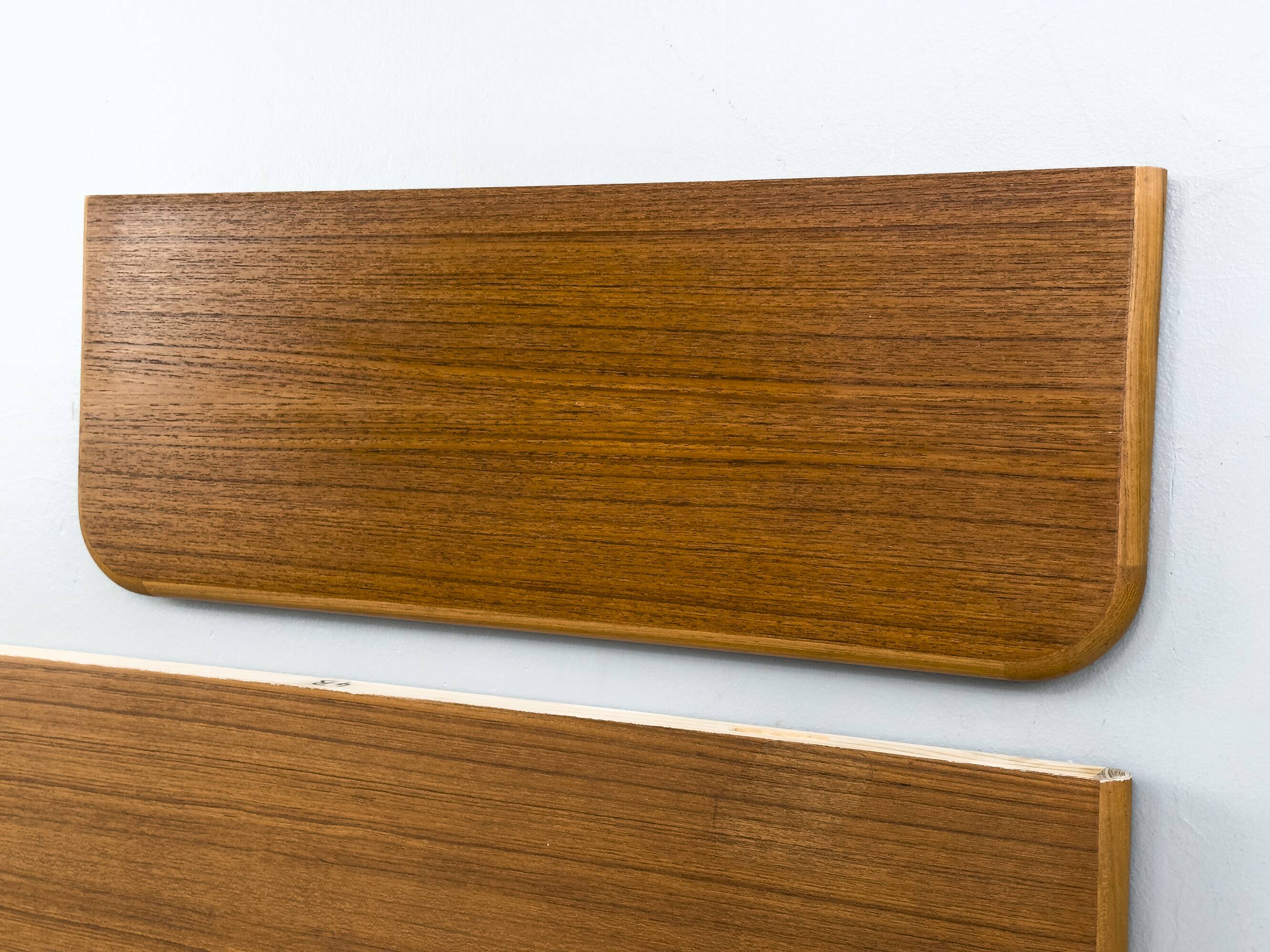 Ensemble de 2 étagères murales en teck du milieu du siècle, années 1970