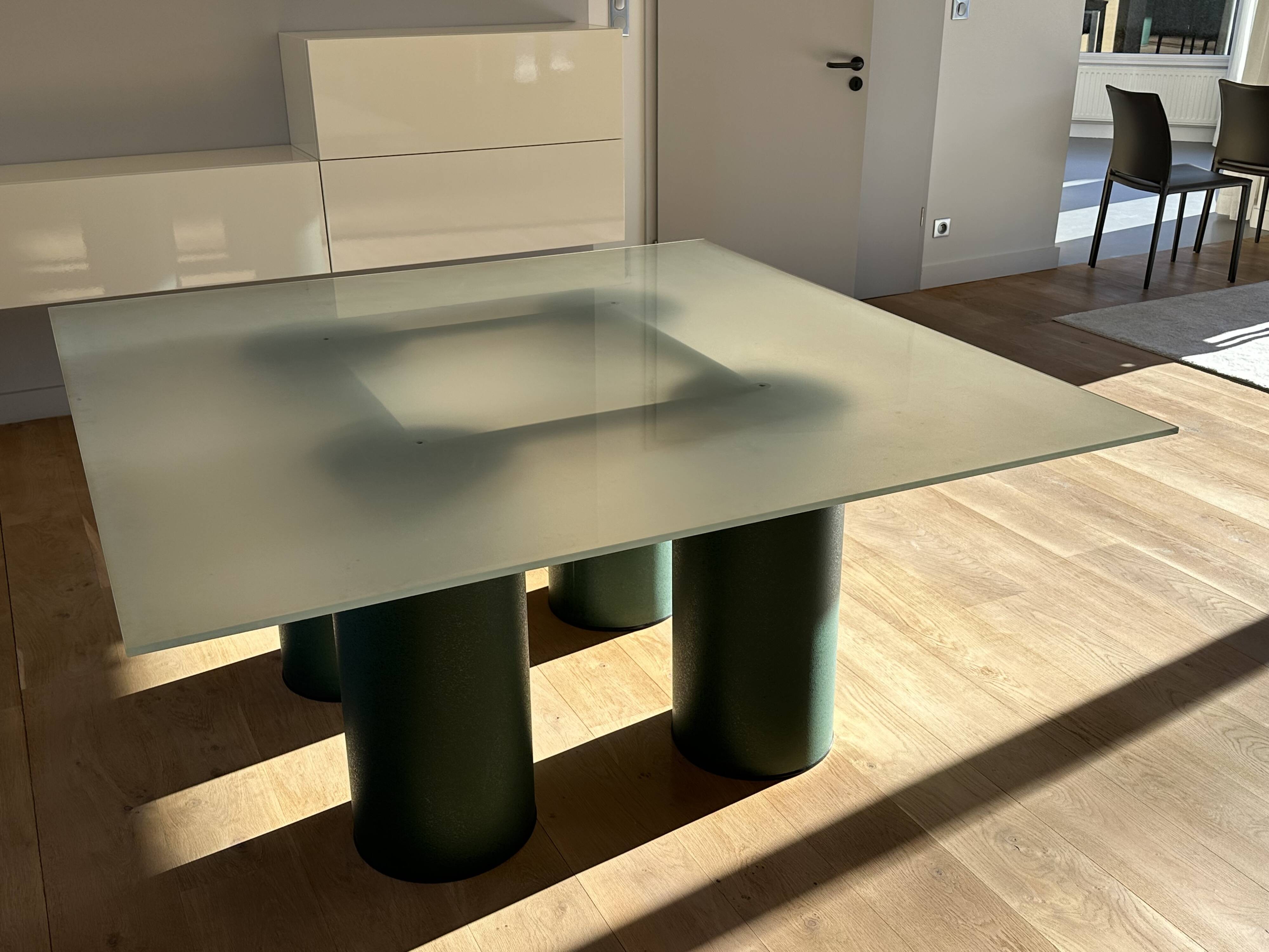 Table 160 × 160 inspiration Vignelli & 8 chaises cuir Gorini Divani