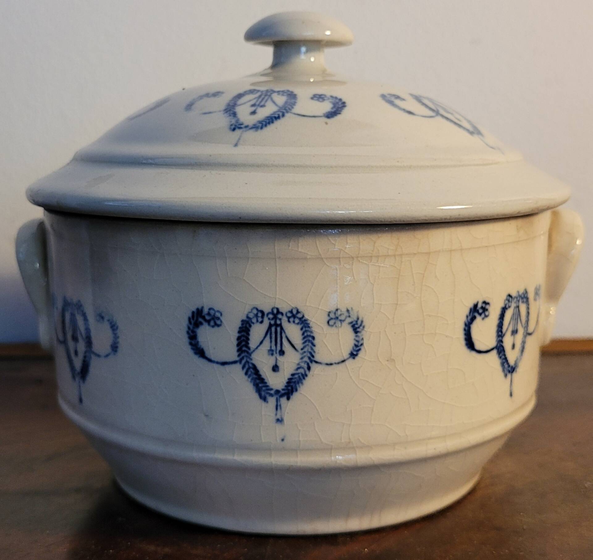 Bouillon/soup tureen/vegetable dish St Uze (ironstone) late 19th century