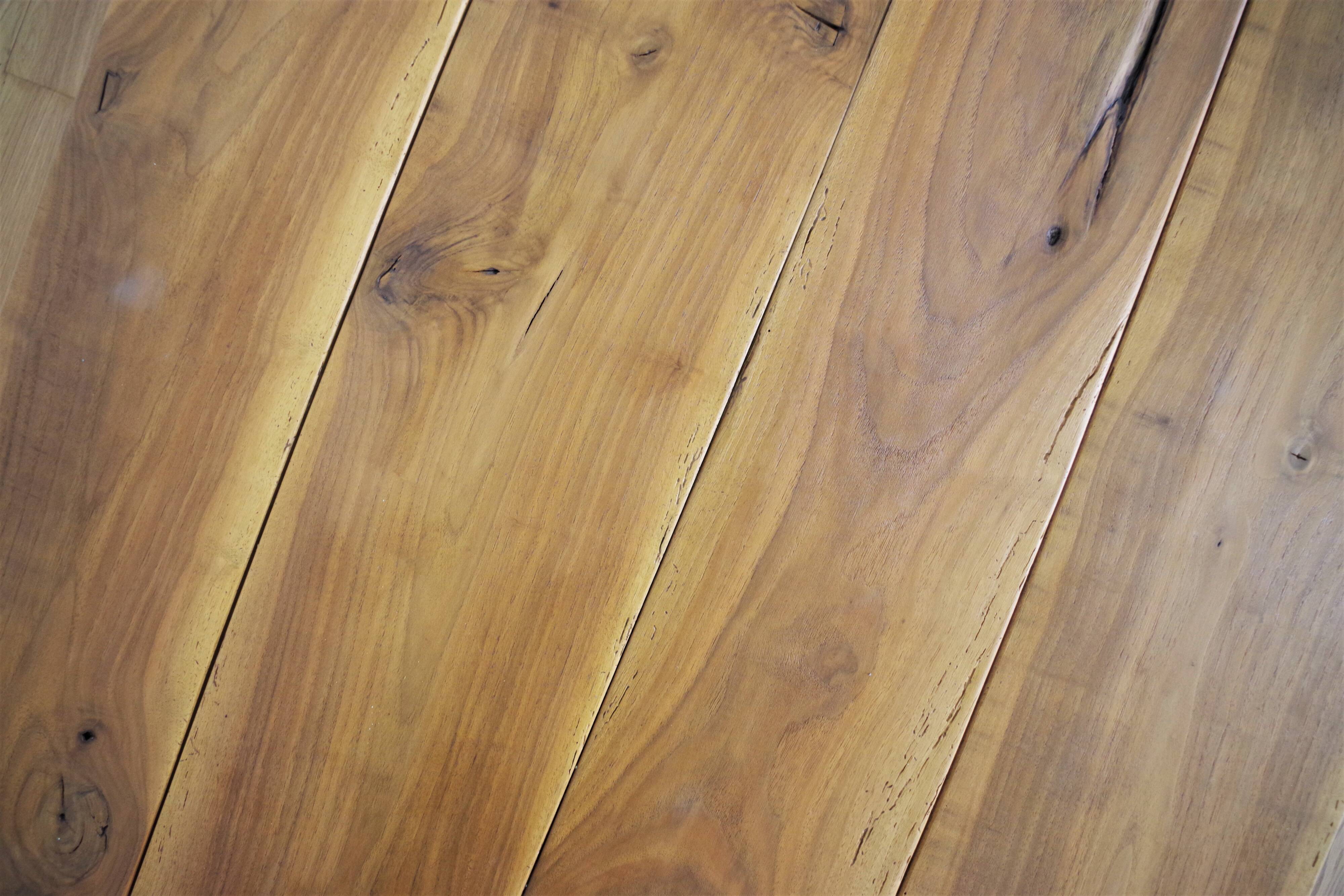 Tavolo artigianale in noce