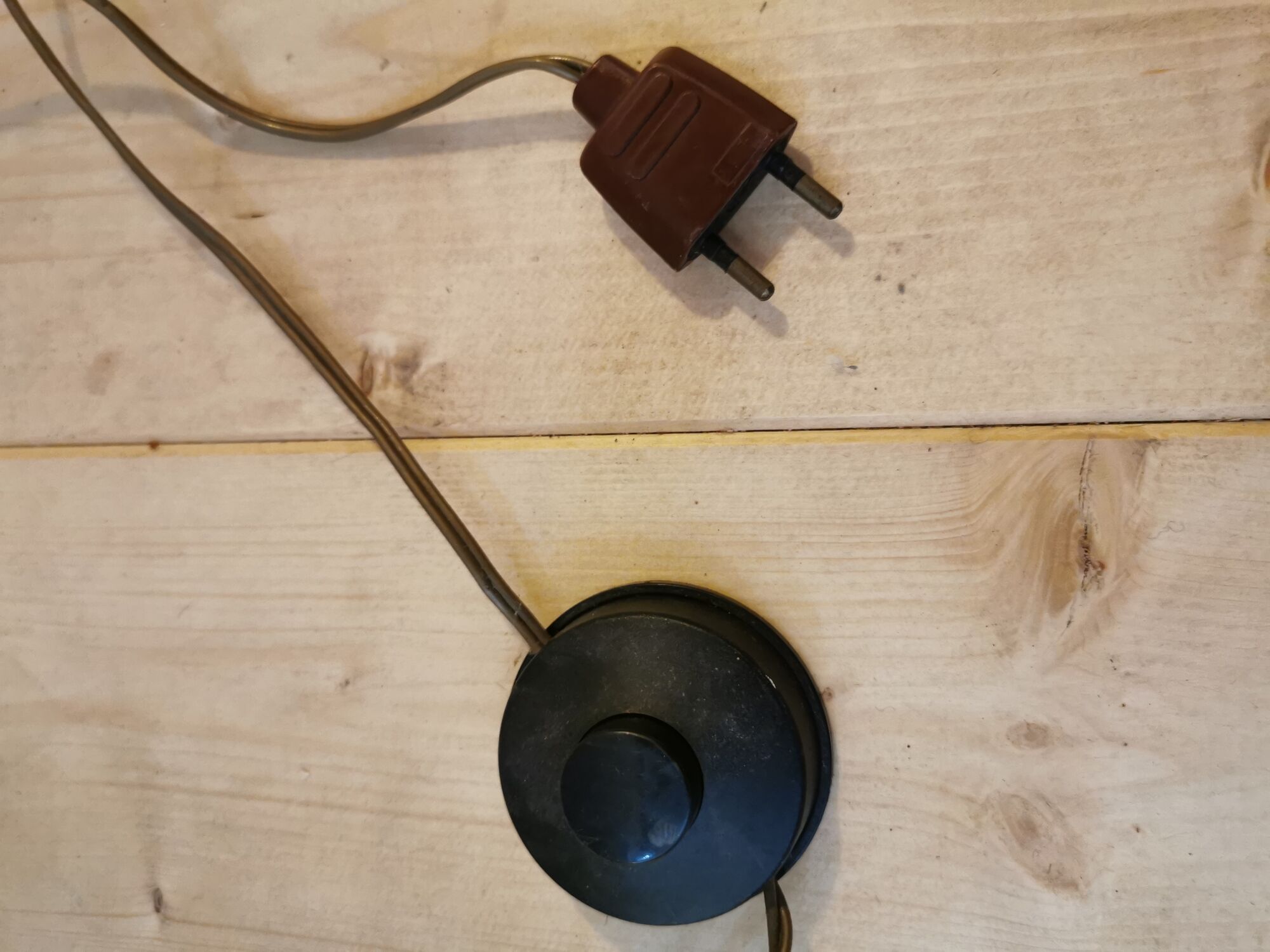 Floor lamp of the 50s with metal and brass foot