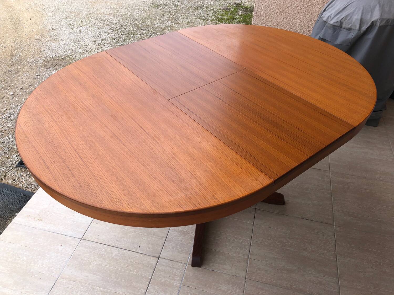 Baumann extendable round table