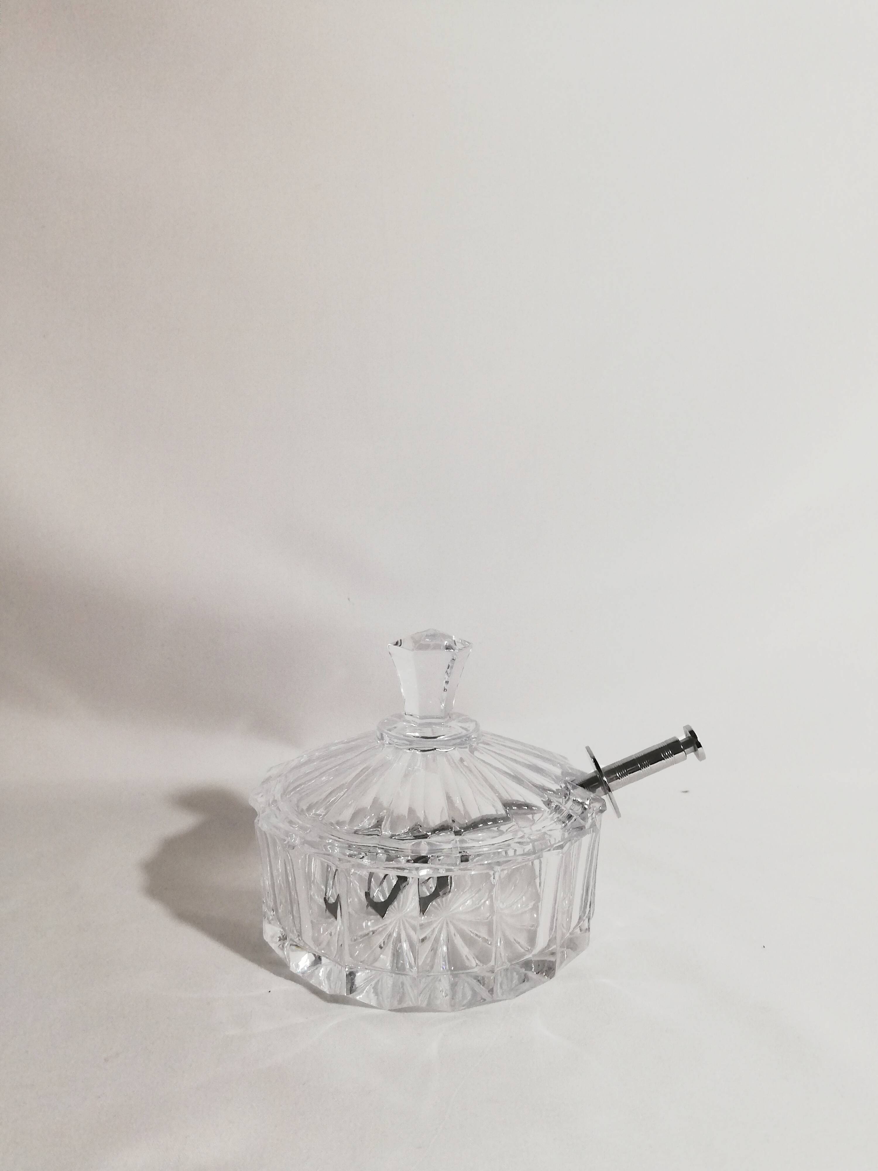 Crystal sugar - its serving clamp