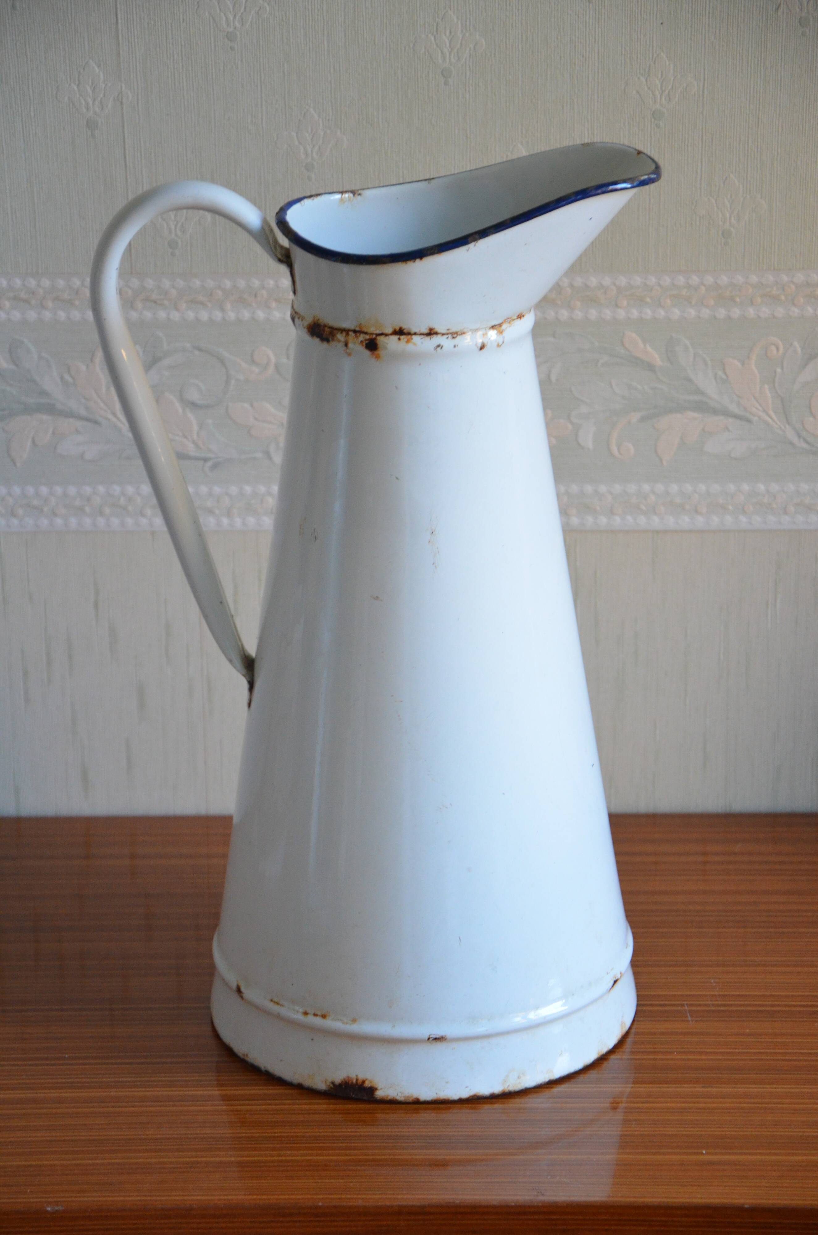 White enamelled broc with red liseret