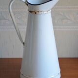 White enamelled broc with red liseret