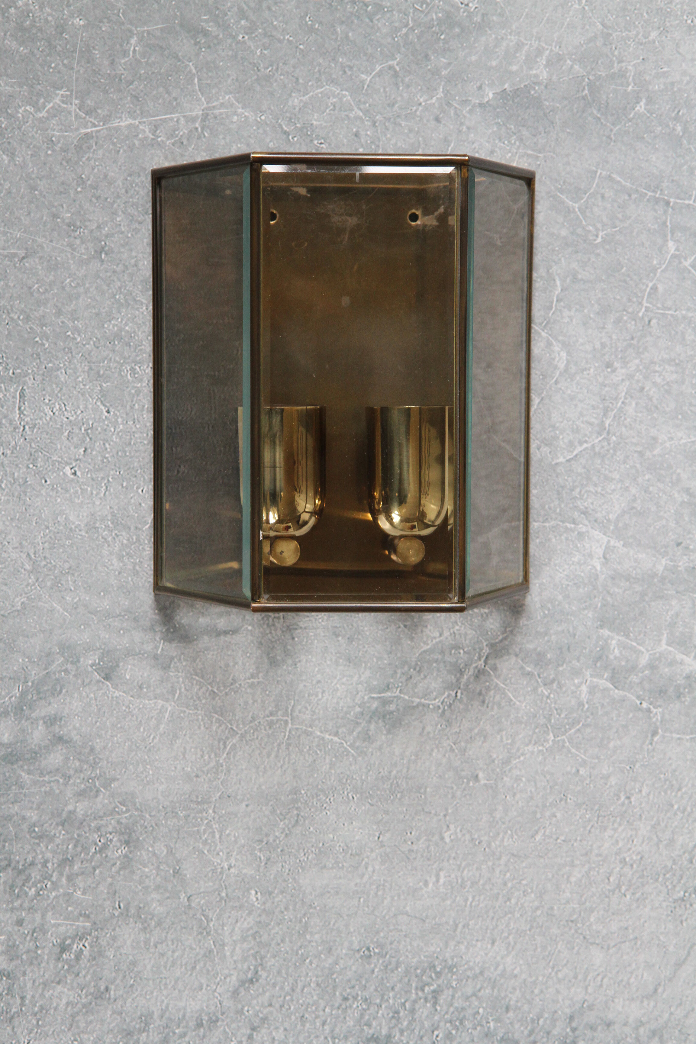 Wall sconce in brass and glass