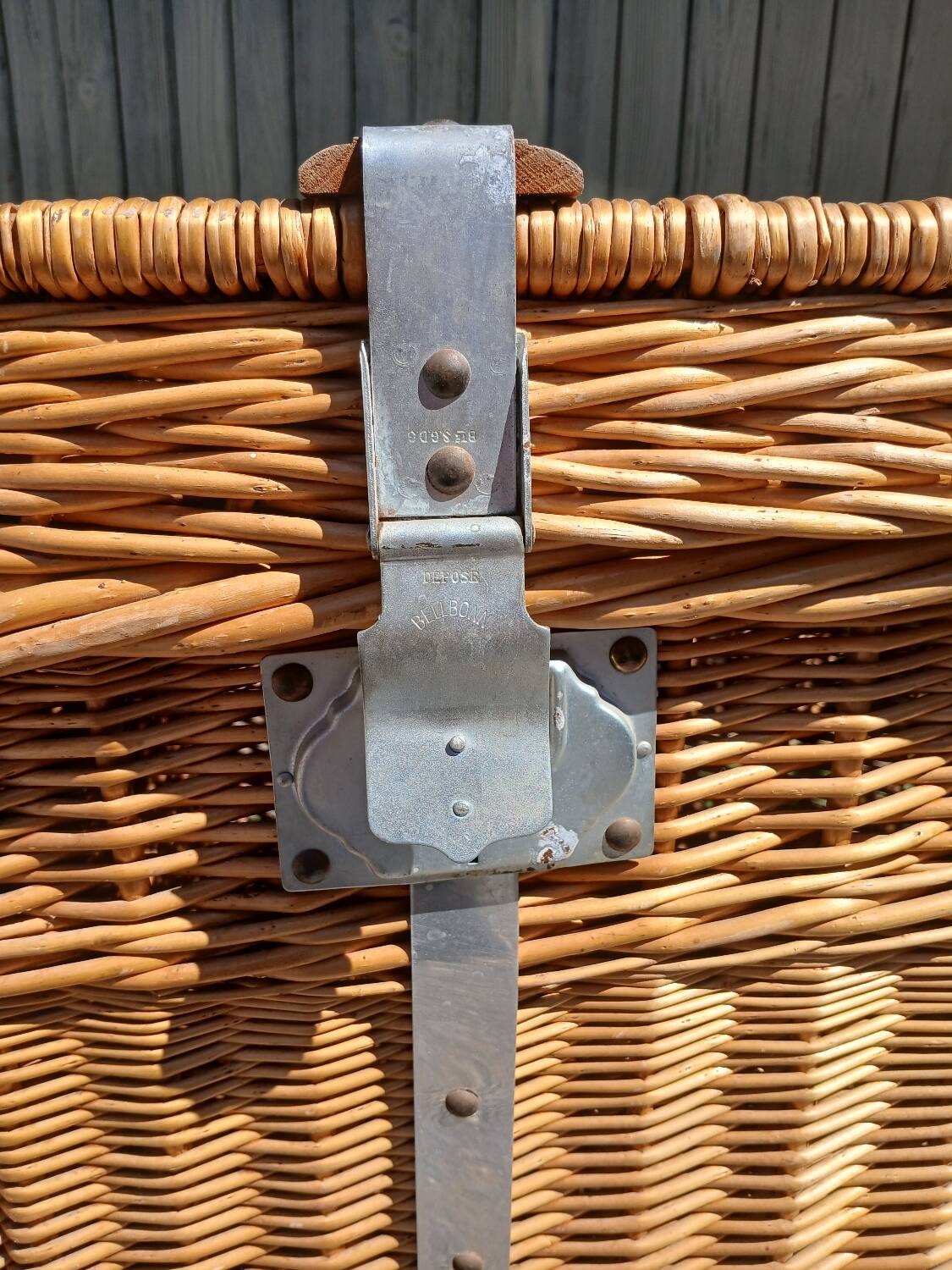 Malle de voyage ancienne en osier