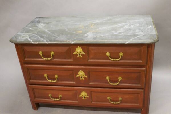 Commode peinte Louis XIV dessus faux marbre
