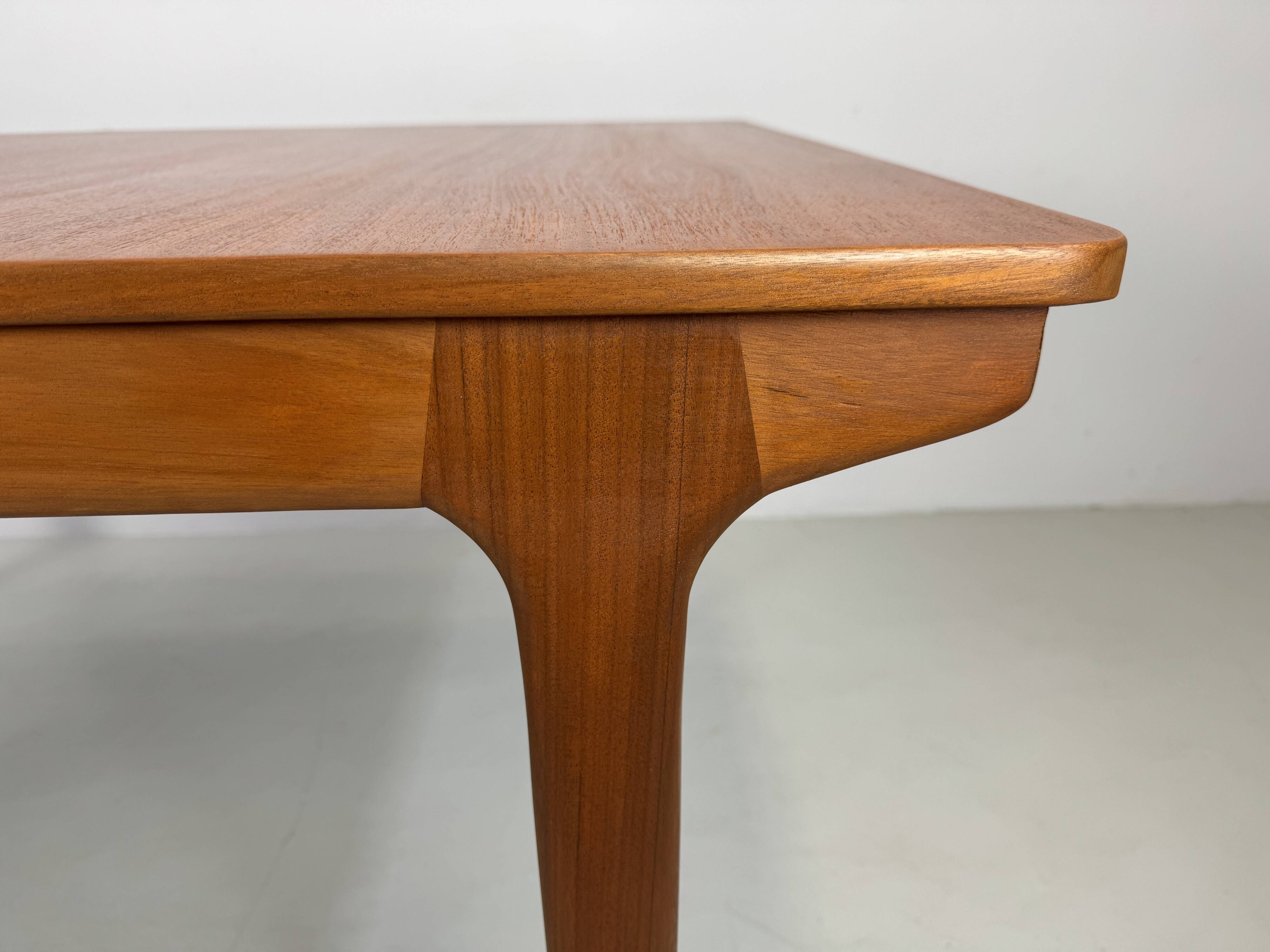 Table en teck McIntosh par T.Roberston des années 1960, extensible à 236 cm.