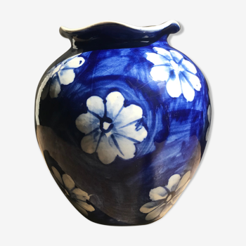 Blue vase to flower