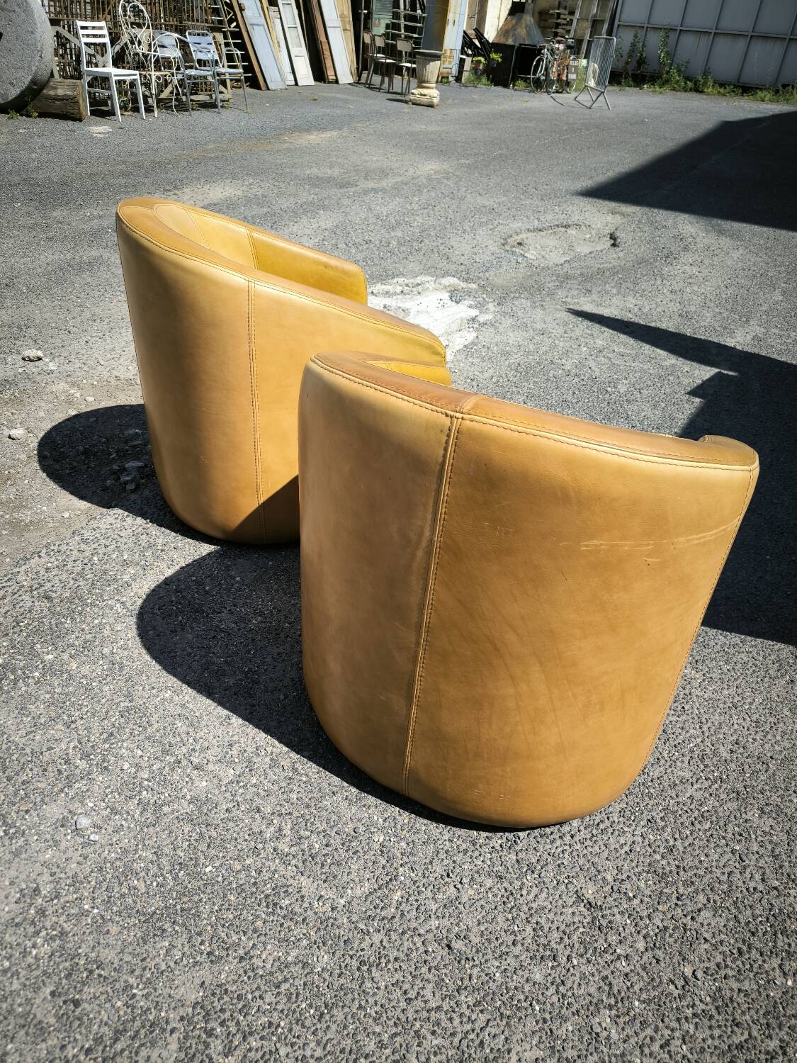 Paire de Fauteuils cuir vers 1980