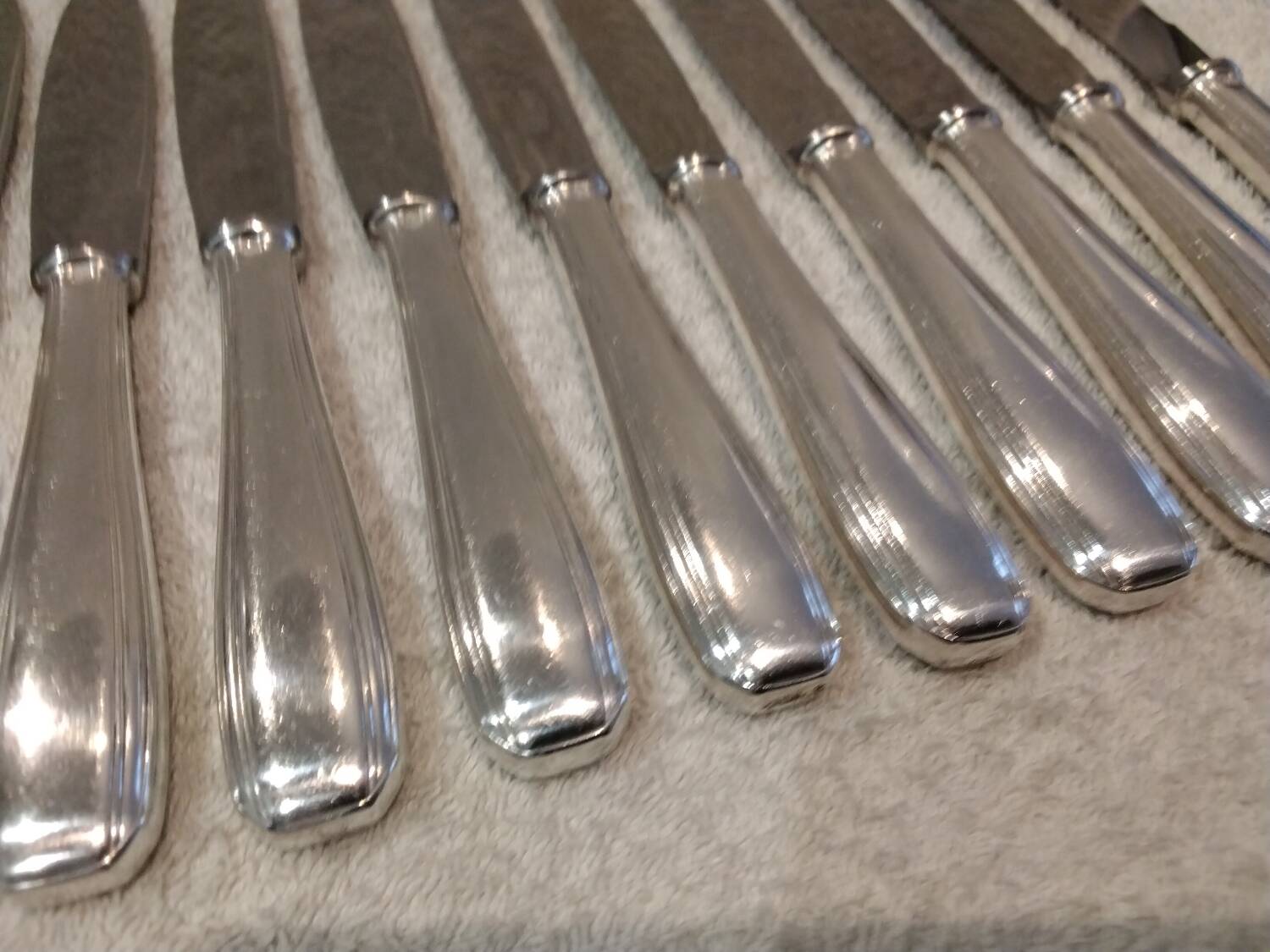 12 silver-plated dessert knives by the silversmith Ercuis, Senlis, 20.3 cm.