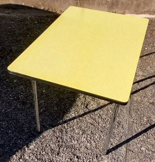 Table Formica jaune