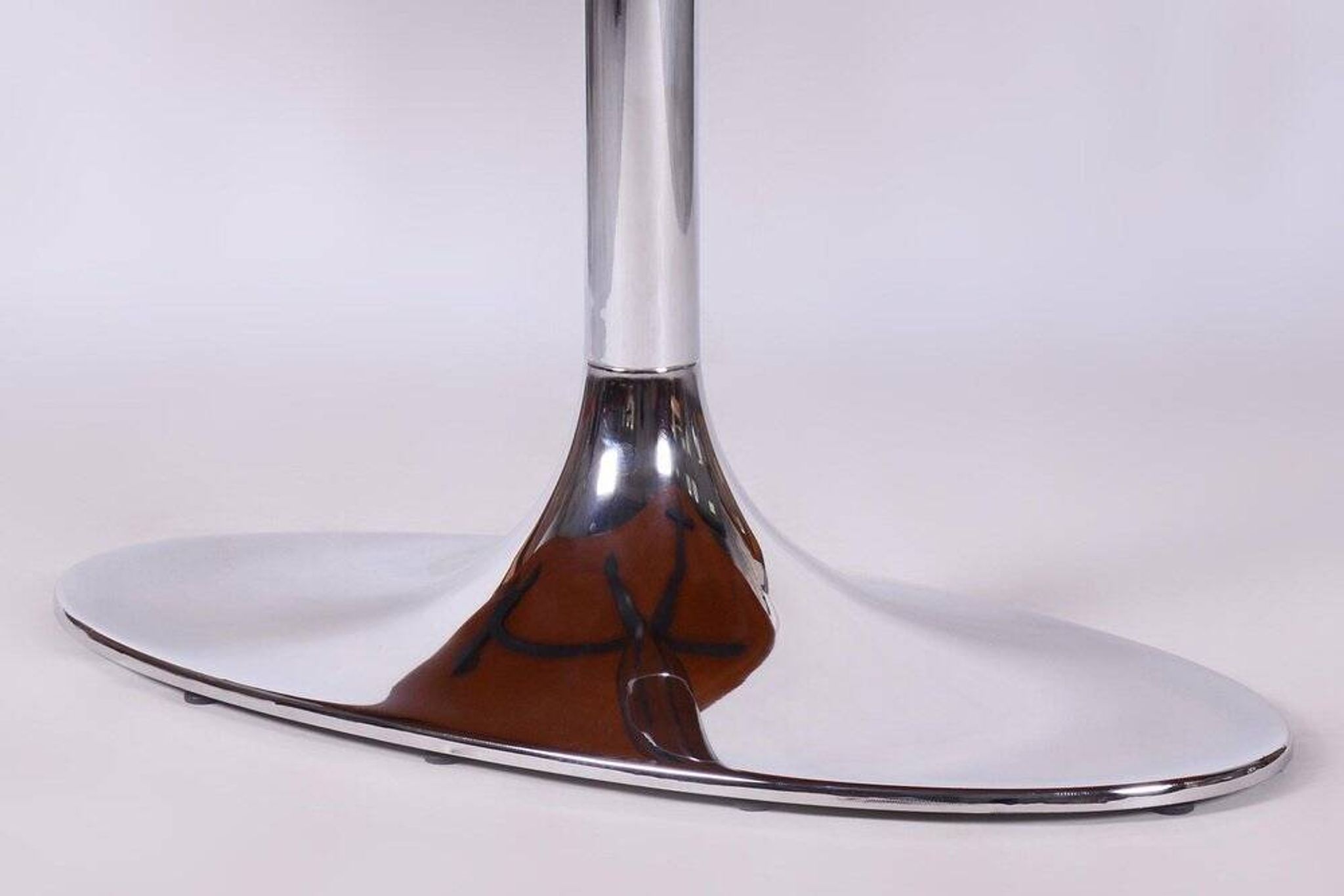 Table ovale fonctionnelle en chrome et noyer de Kovona, République tchèque, années 1960.