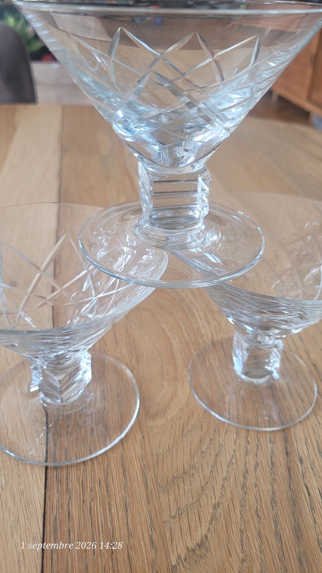 5 coupes à champagne en verre taillé