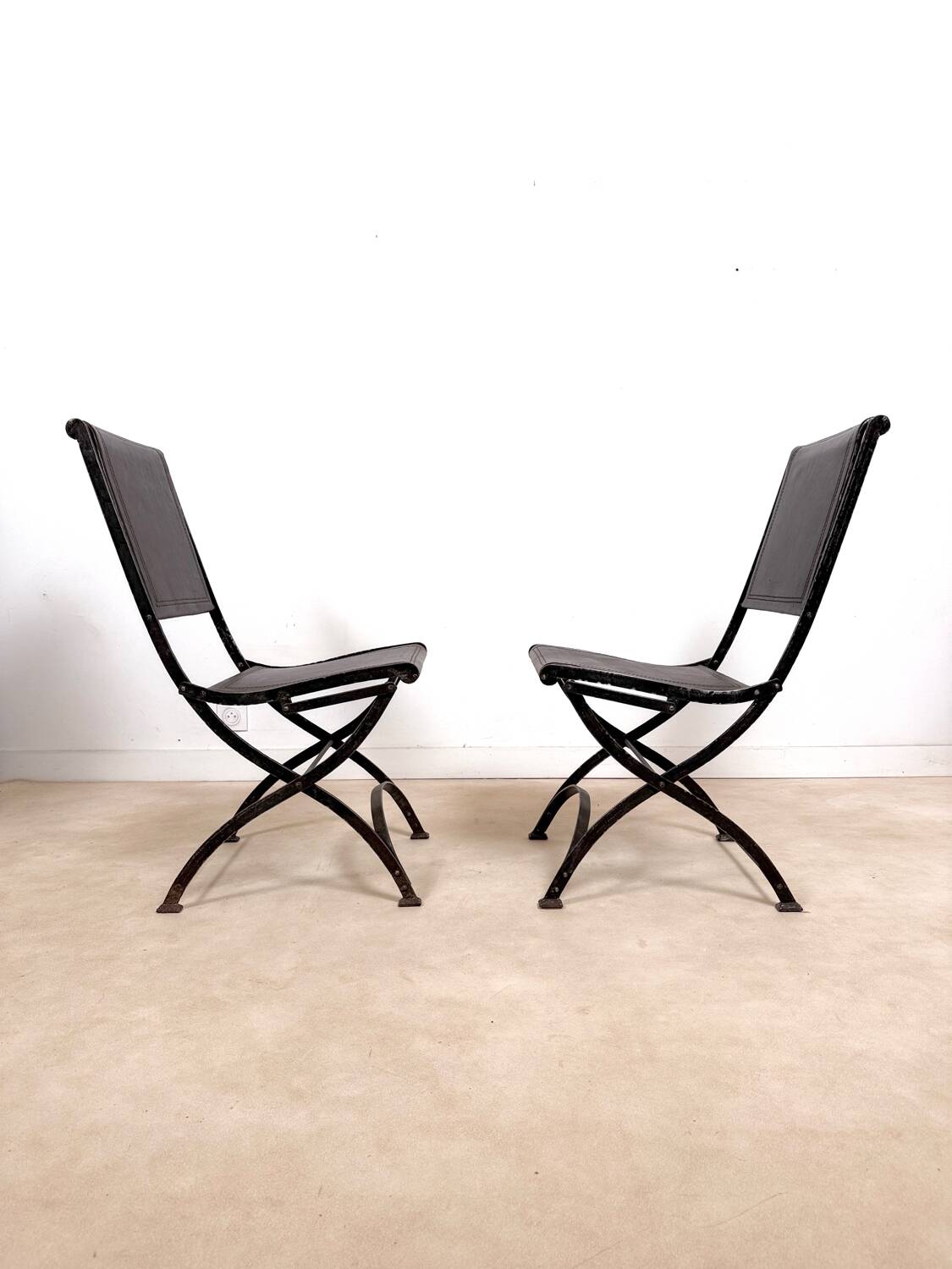 Ensemble de 2 chaises pliantes anciennes en fer forgé et cuir