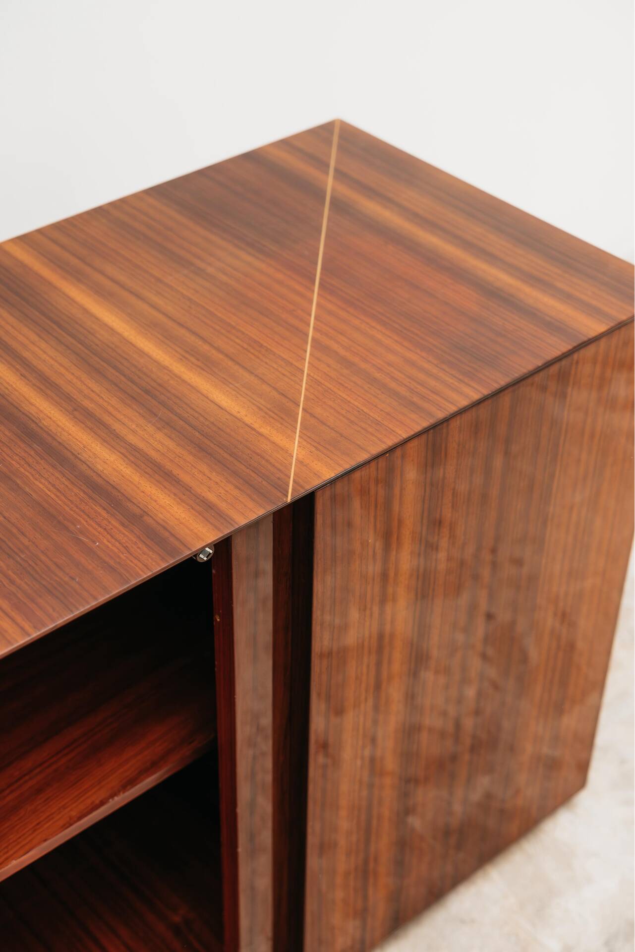Enfilade en palissandre monumental en bois zèbre laqué de style mid-century.
